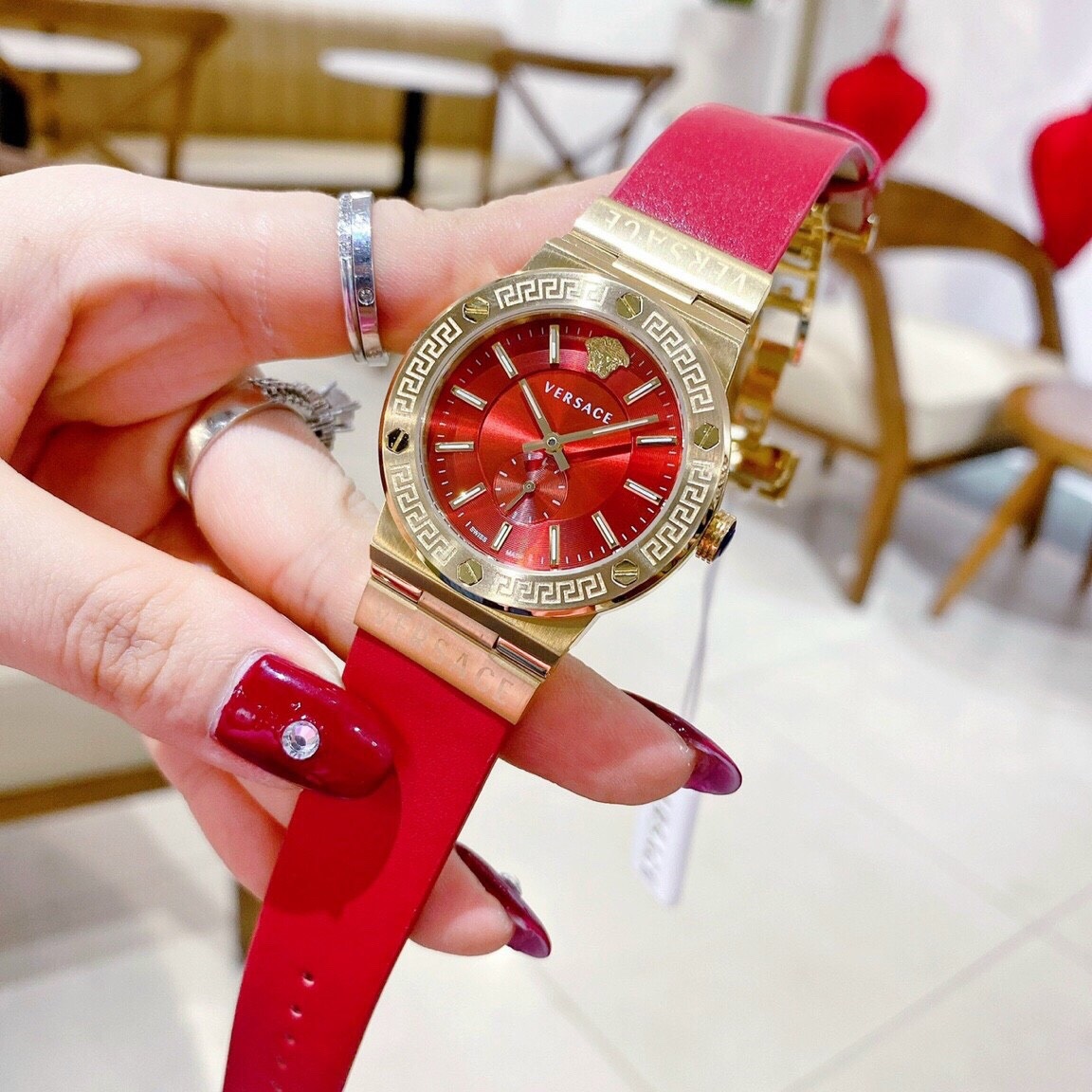 Đồng Hồ Versace Greca Logo |Nữ Giới |3 Kim |Vàng Gold |Dây Da Đỏ |Máy Pin (Quartz) |Size 38mm |donghogiatot.vn