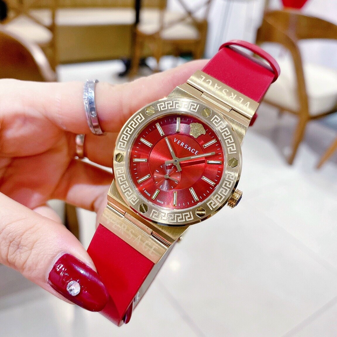 Đồng Hồ Versace Greca Logo |Nữ Giới |3 Kim |Vàng Gold |Dây Da Đỏ |Máy Pin (Quartz) |Size 38mm |donghogiatot.vn