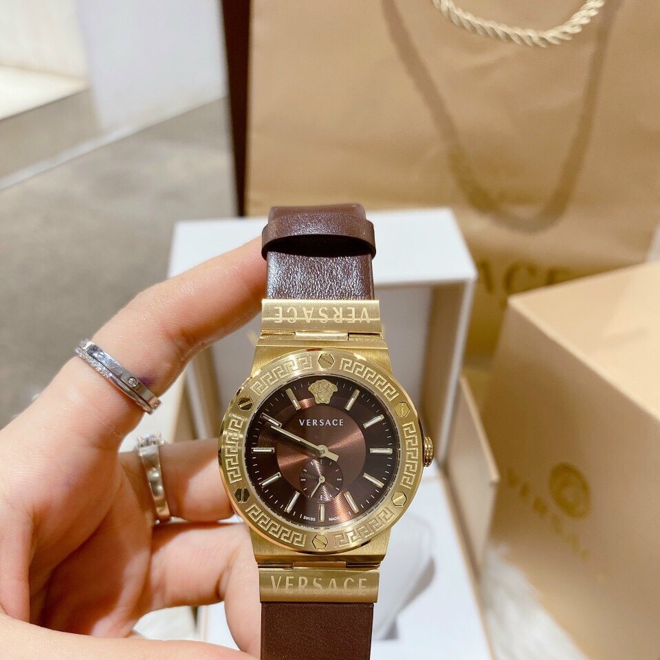 Đồng Hồ Versace Greca Logo |Nữ Giới |3 Kim |Vàng Gold |Dây Da Màu Nâu |Máy Pin (Quartz) |Size 38mm |donghogiatot.vn