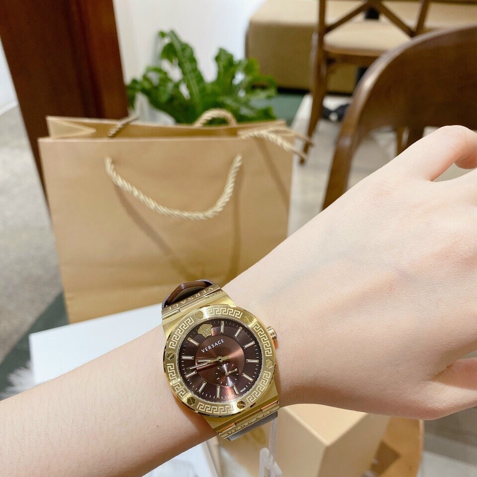 Đồng Hồ Versace Greca Logo |Nữ Giới |3 Kim |Vàng Gold |Dây Da Màu Nâu |Máy Pin (Quartz) |Size 38mm |donghogiatot.vn