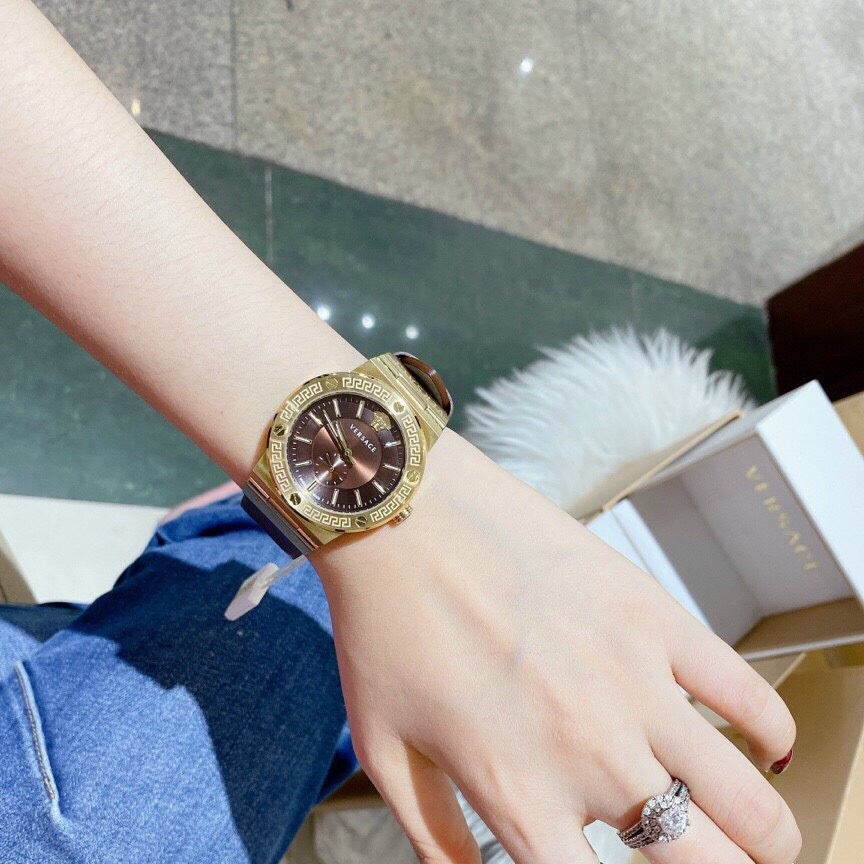 Đồng Hồ Versace Greca Logo |Nữ Giới |3 Kim |Vàng Gold |Dây Da Màu Nâu |Máy Pin (Quartz) |Size 38mm |donghogiatot.vn