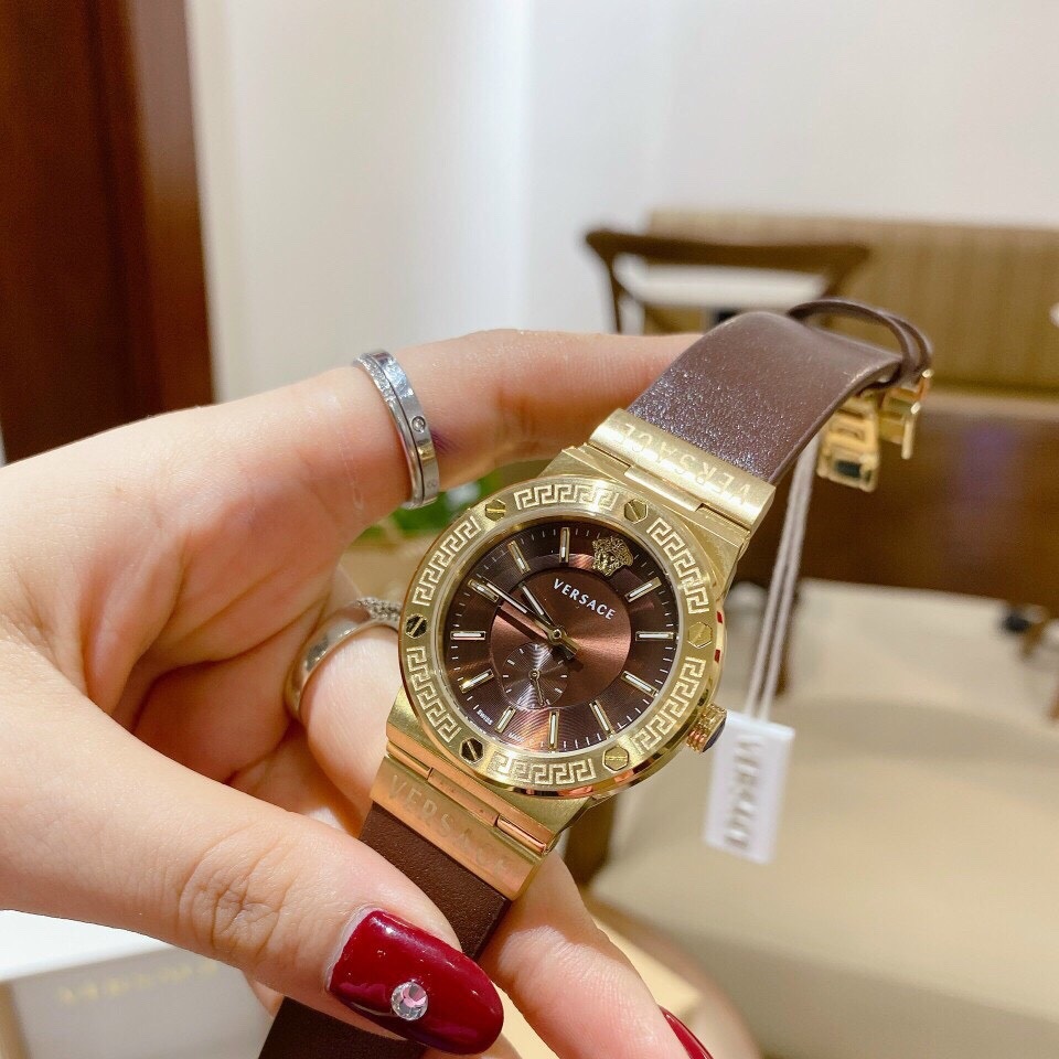 Đồng Hồ Versace Greca Logo |Nữ Giới |3 Kim |Vàng Gold |Dây Da Màu Nâu |Máy Pin (Quartz) |Size 38mm |donghogiatot.vn