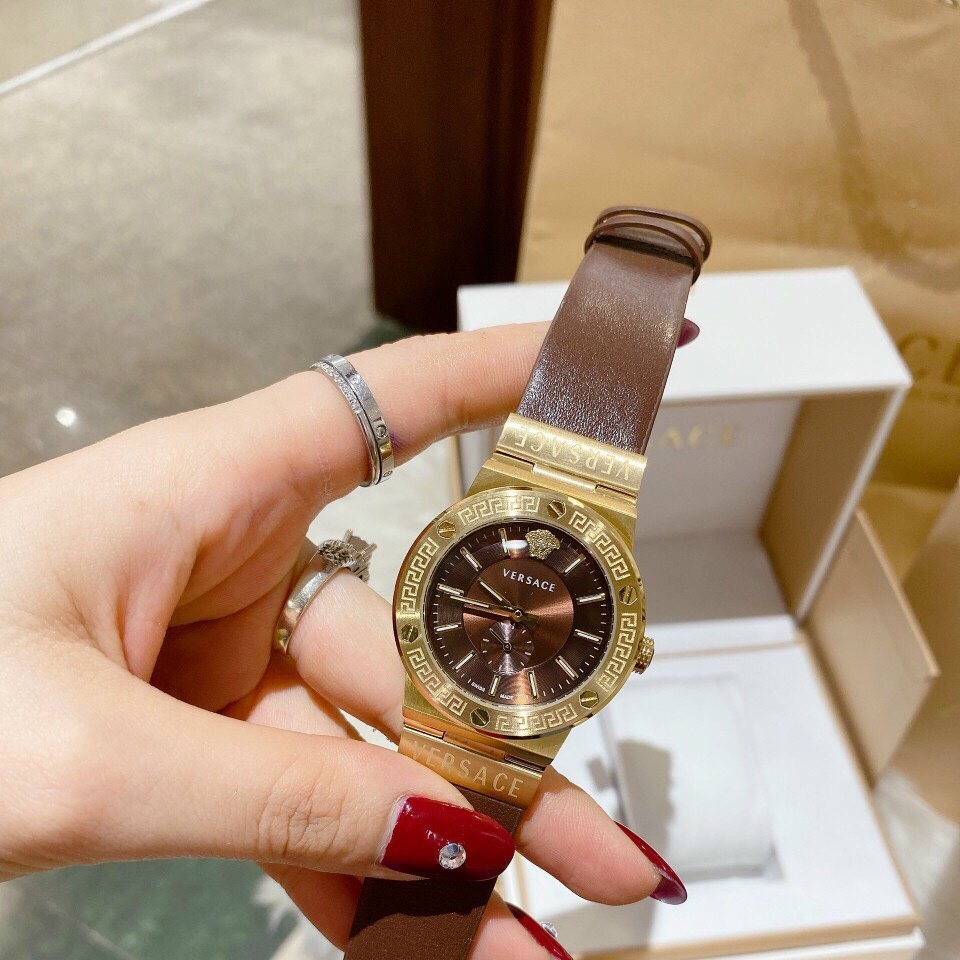 Đồng Hồ Versace Greca Logo |Nữ Giới |3 Kim |Vàng Gold |Dây Da Màu Nâu |Máy Pin (Quartz) |Size 38mm |donghogiatot.vn