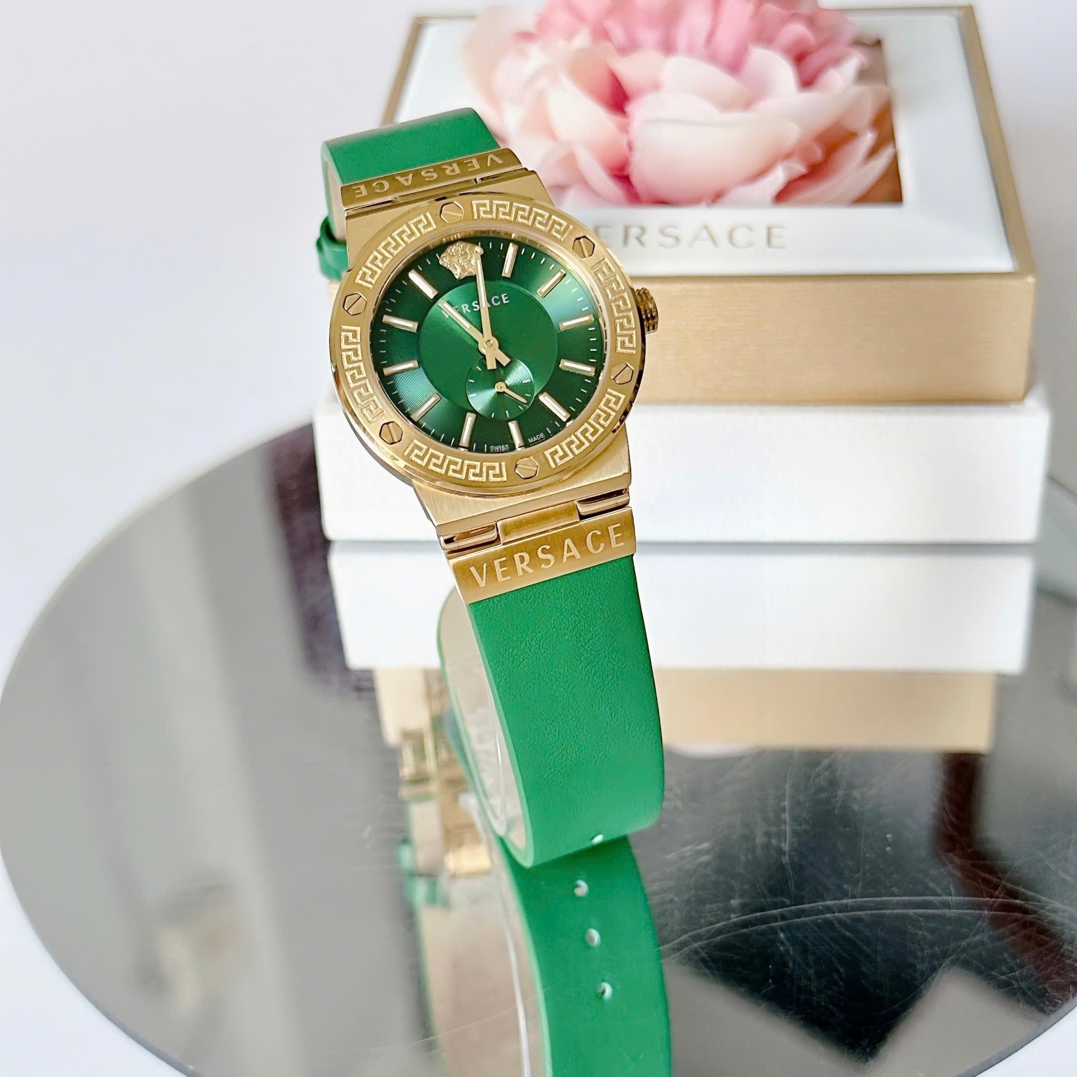 Đồng Hồ Versace Greca Logo |Nữ Giới |3 Kim |Vàng Gold |Dây Da Xanh Lá |Máy Pin (Quartz) |Size 38mm |donghogiatot.vn