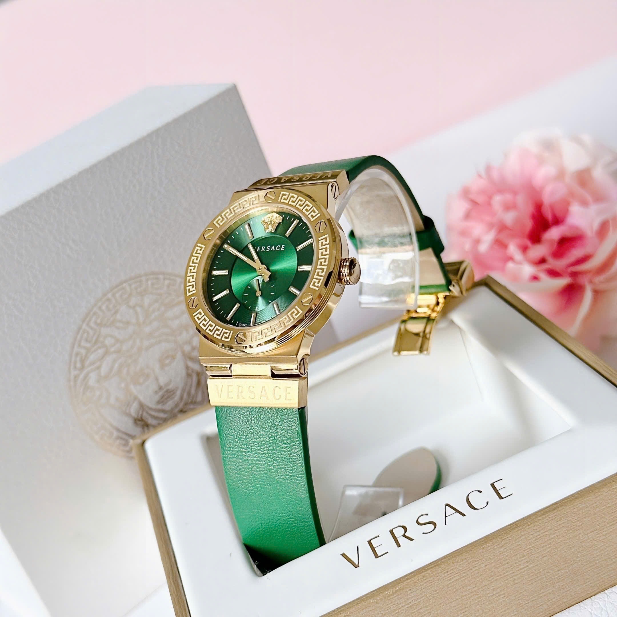 Đồng Hồ Versace Greca Logo |Nữ Giới |3 Kim |Vàng Gold |Dây Da Xanh Lá |Máy Pin (Quartz) |Size 38mm |donghogiatot.vn