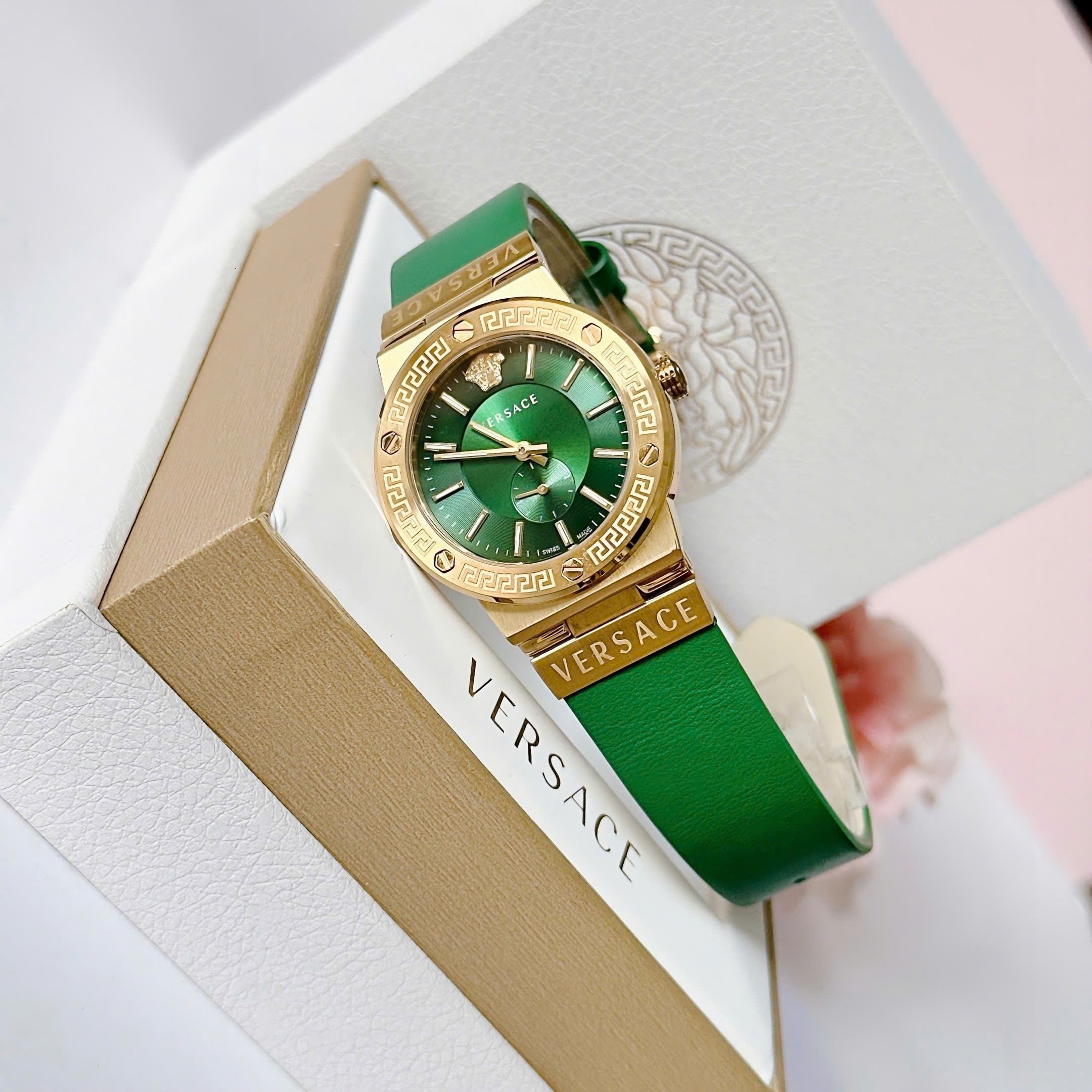 Đồng Hồ Versace Greca Logo |Nữ Giới |3 Kim |Vàng Gold |Dây Da Xanh Lá |Máy Pin (Quartz) |Size 38mm |donghogiatot.vn