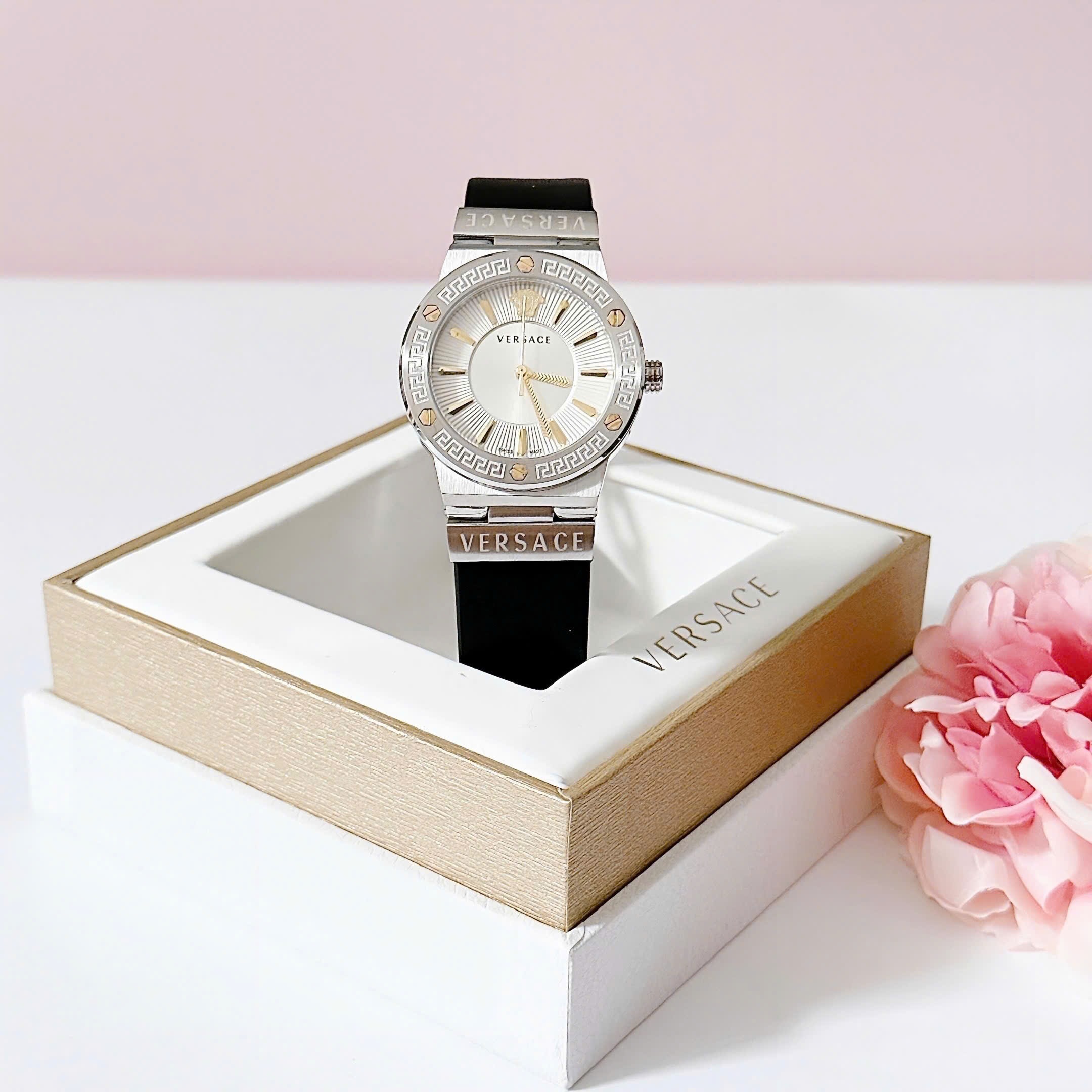 Đồng Hồ Versace Greca Logo |Nữ Giới |Mặt Trắng |Silver |Dây Da Đen |Máy Pin (Quartz) |Size 38mm |donghogiatot.vn