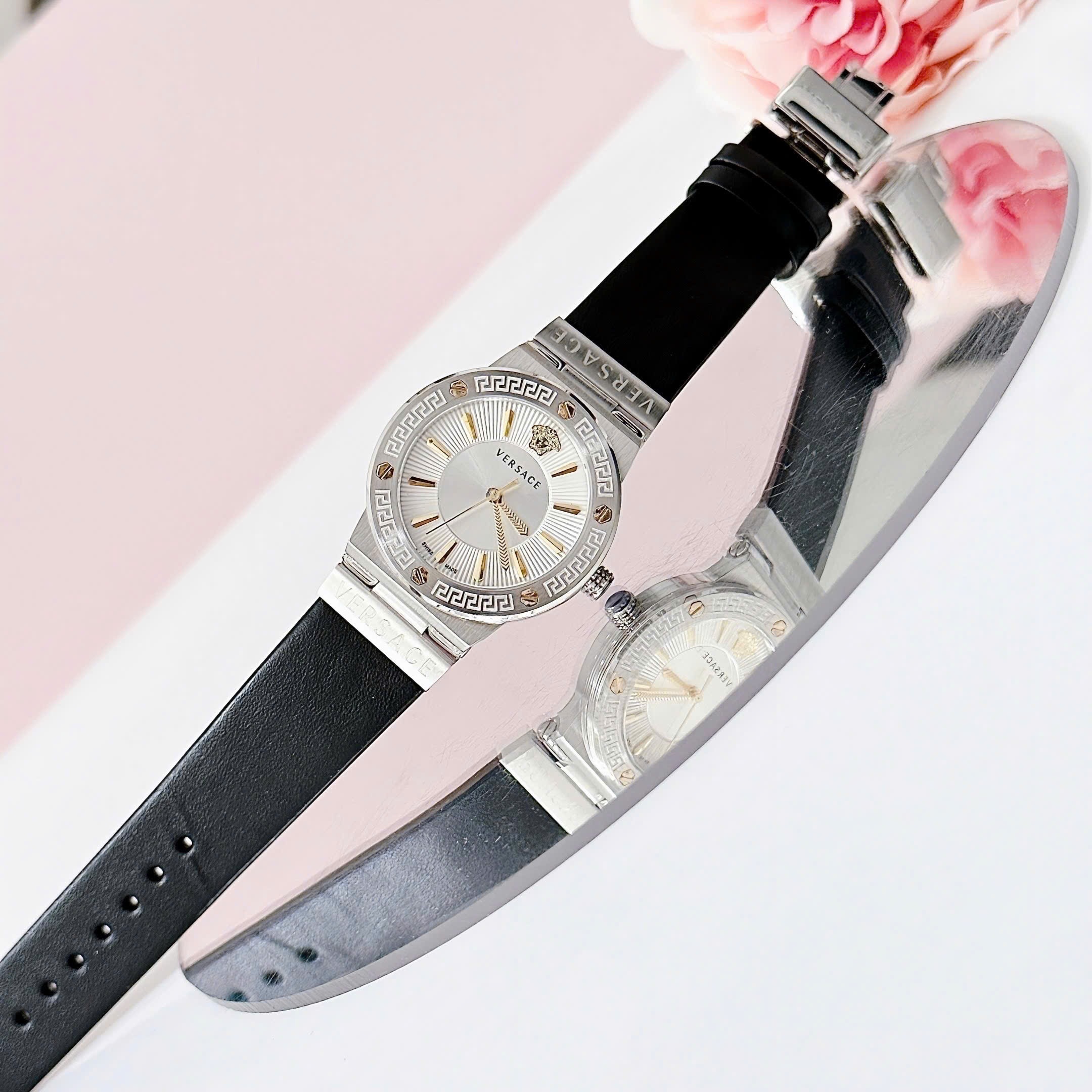 Đồng Hồ Versace Greca Logo |Nữ Giới |Mặt Trắng |Silver |Dây Da Đen |Máy Pin (Quartz) |Size 38mm |donghogiatot.vn