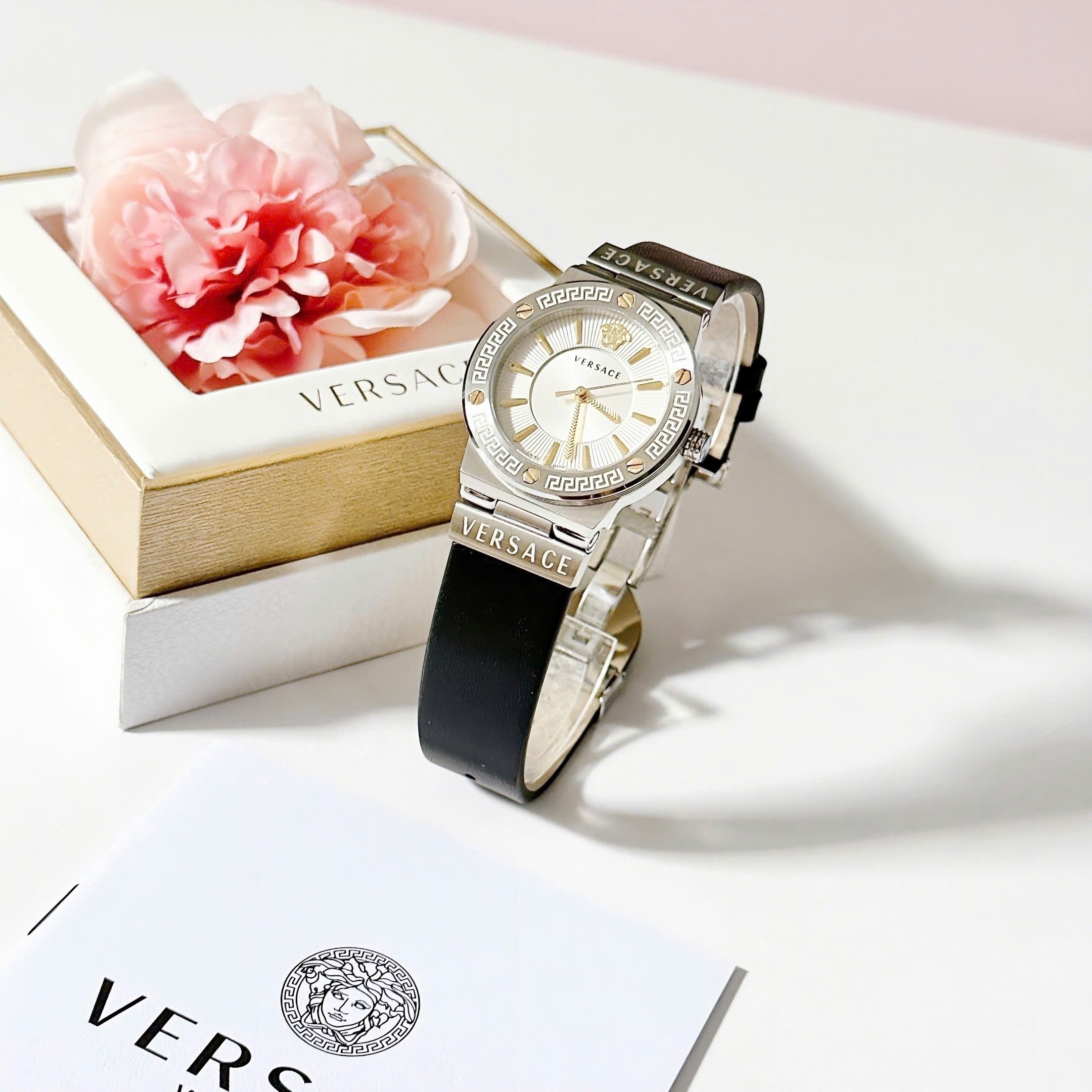 Đồng Hồ Versace Greca Logo |Nữ Giới |Mặt Trắng |Silver |Dây Da Đen |Máy Pin (Quartz) |Size 38mm |donghogiatot.vn