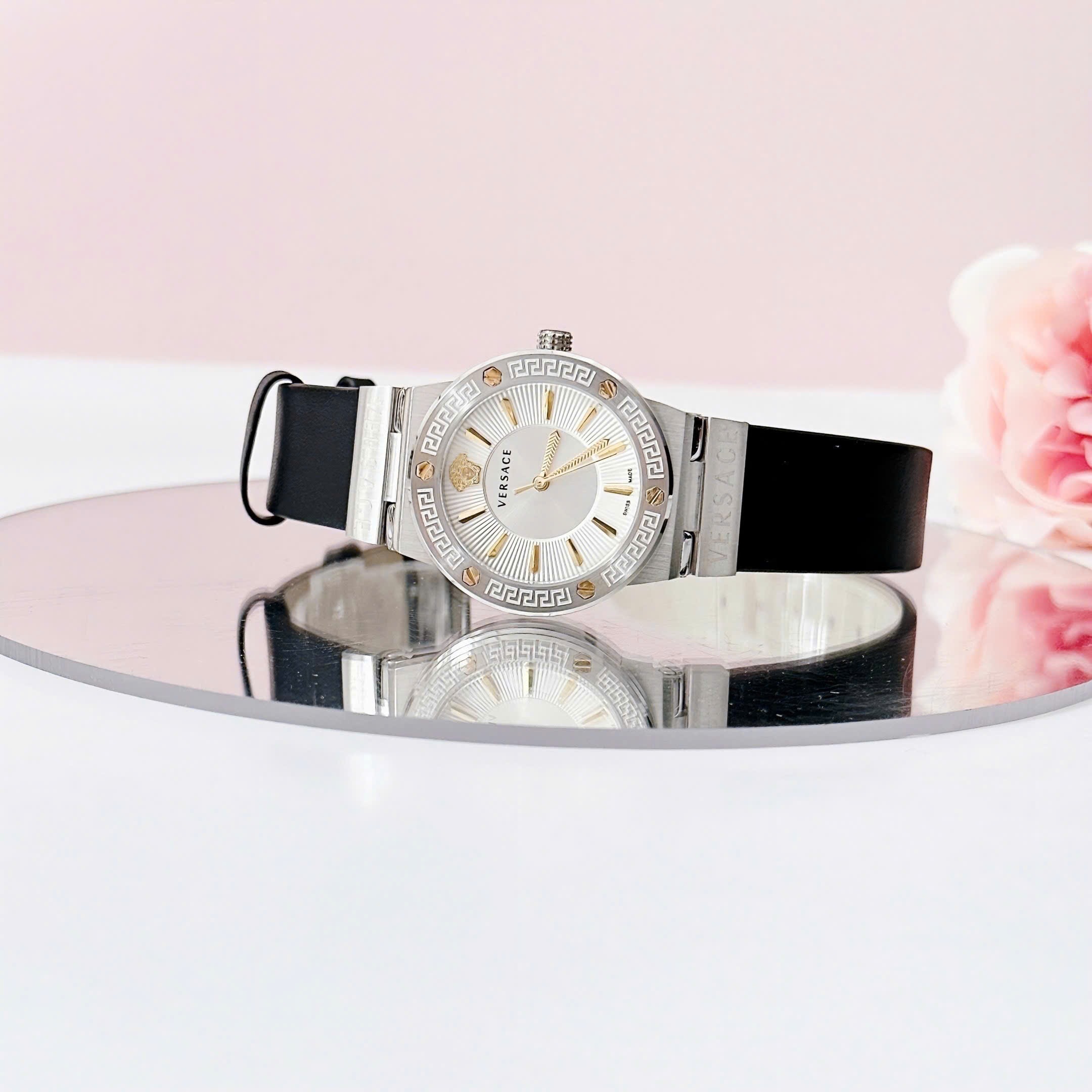 Đồng Hồ Versace Greca Logo |Nữ Giới |Mặt Trắng |Silver |Dây Da Đen |Máy Pin (Quartz) |Size 38mm |donghogiatot.vn