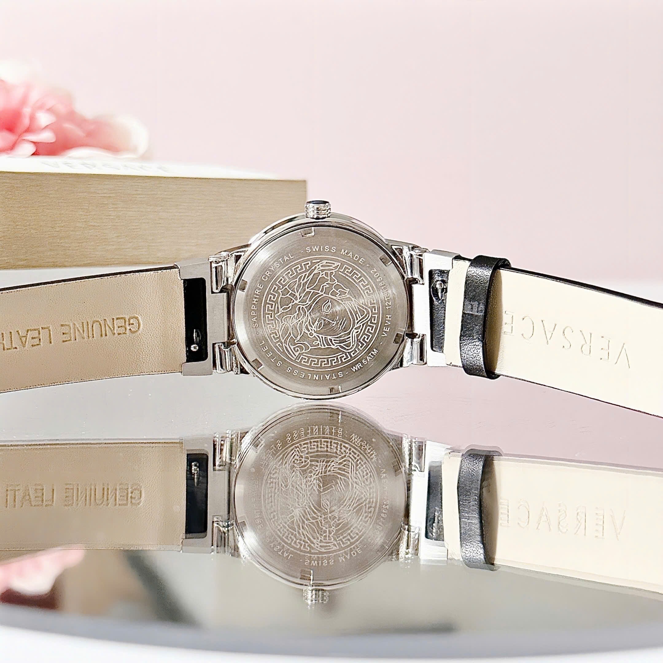 Đồng Hồ Versace Greca Logo |Nữ Giới |Mặt Trắng |Silver |Dây Da Đen |Máy Pin (Quartz) |Size 38mm |donghogiatot.vn