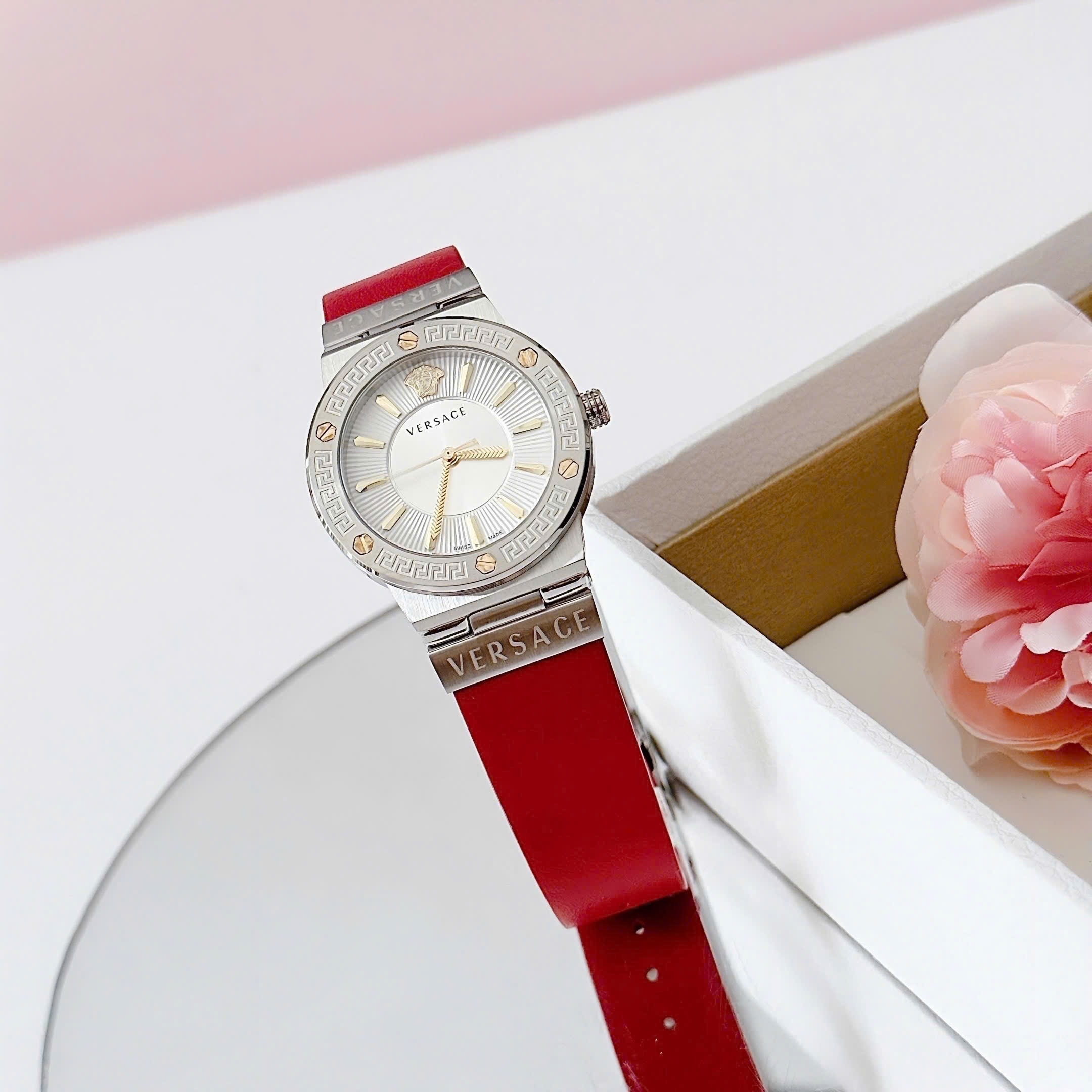 Đồng Hồ Versace Greca Logo |Nữ Giới |Mặt Trắng |Silver |Dây Da Đỏ |Máy Pin (Quartz) |Size 38mm |donghogiatot.vn