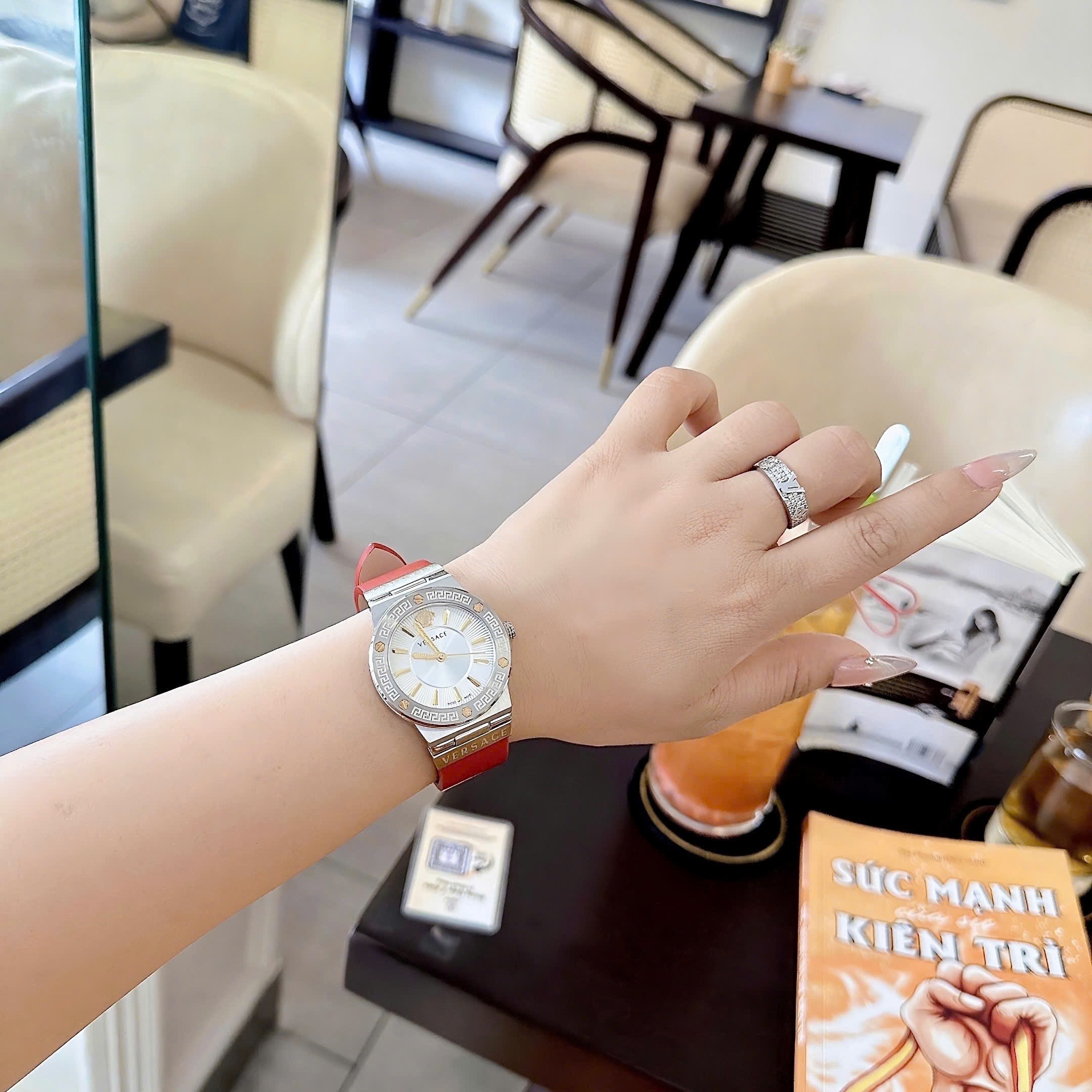 Đồng Hồ Versace Greca Logo |Nữ Giới |Mặt Trắng |Silver |Dây Da Đỏ |Máy Pin (Quartz) |Size 38mm |donghogiatot.vn