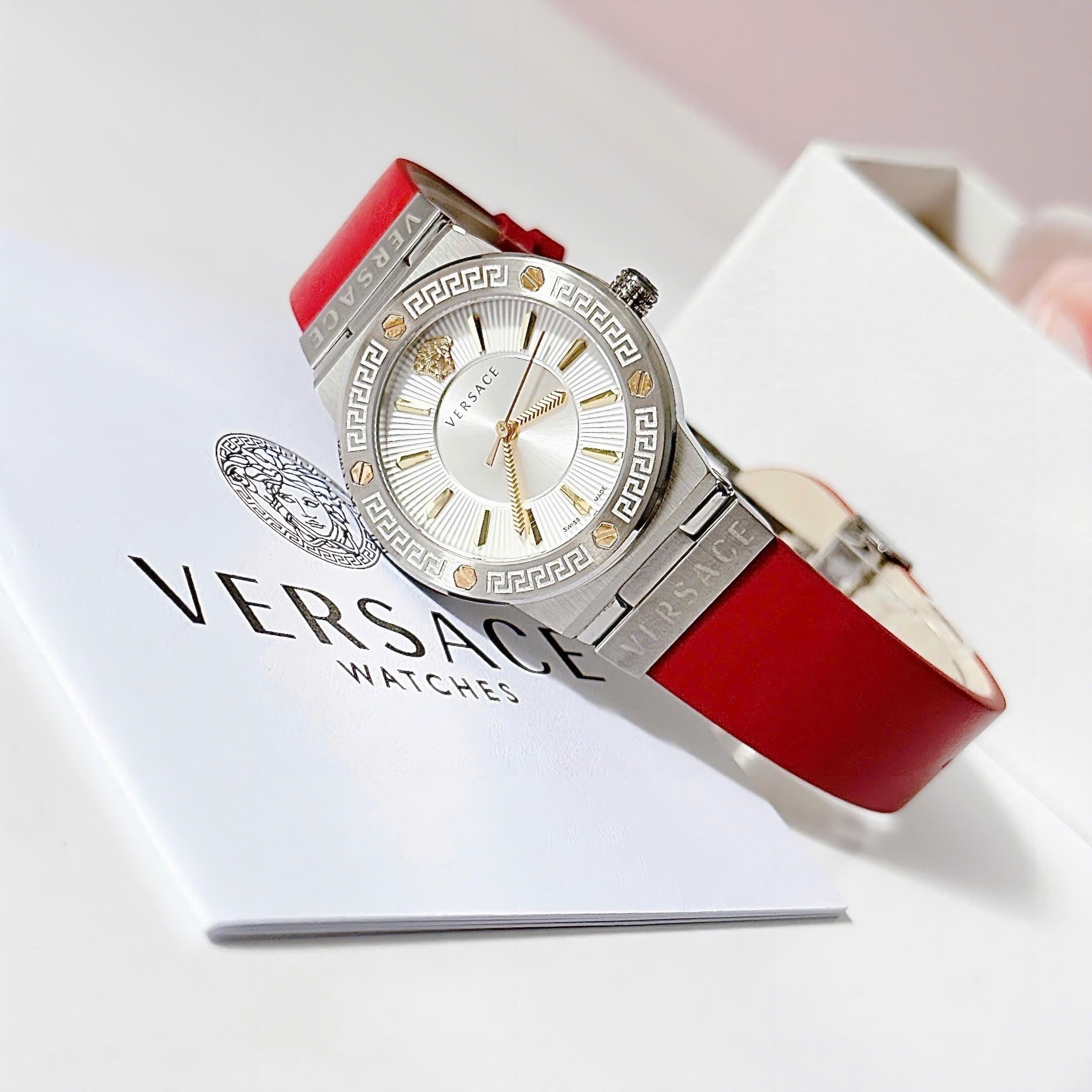 Đồng Hồ Versace Greca Logo |Nữ Giới |Mặt Trắng |Silver |Dây Da Đỏ |Máy Pin (Quartz) |Size 38mm |donghogiatot.vn