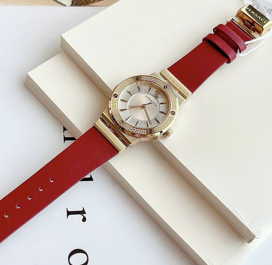 Đồng Hồ Versace Greca Logo |Nữ Giới |Mặt Trắng |Vàng Gold |Dây Da Đỏ |Máy Pin (Quartz) |Size 38mm |donghogiatot.vn