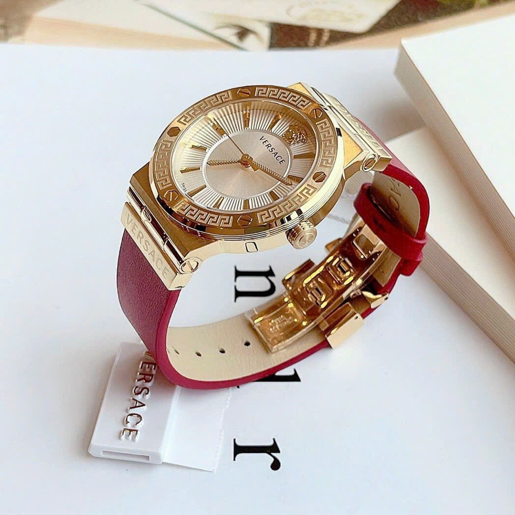Đồng Hồ Versace Greca Logo |Nữ Giới |Mặt Trắng |Vàng Gold |Dây Da Đỏ |Máy Pin (Quartz) |Size 38mm |donghogiatot.vn