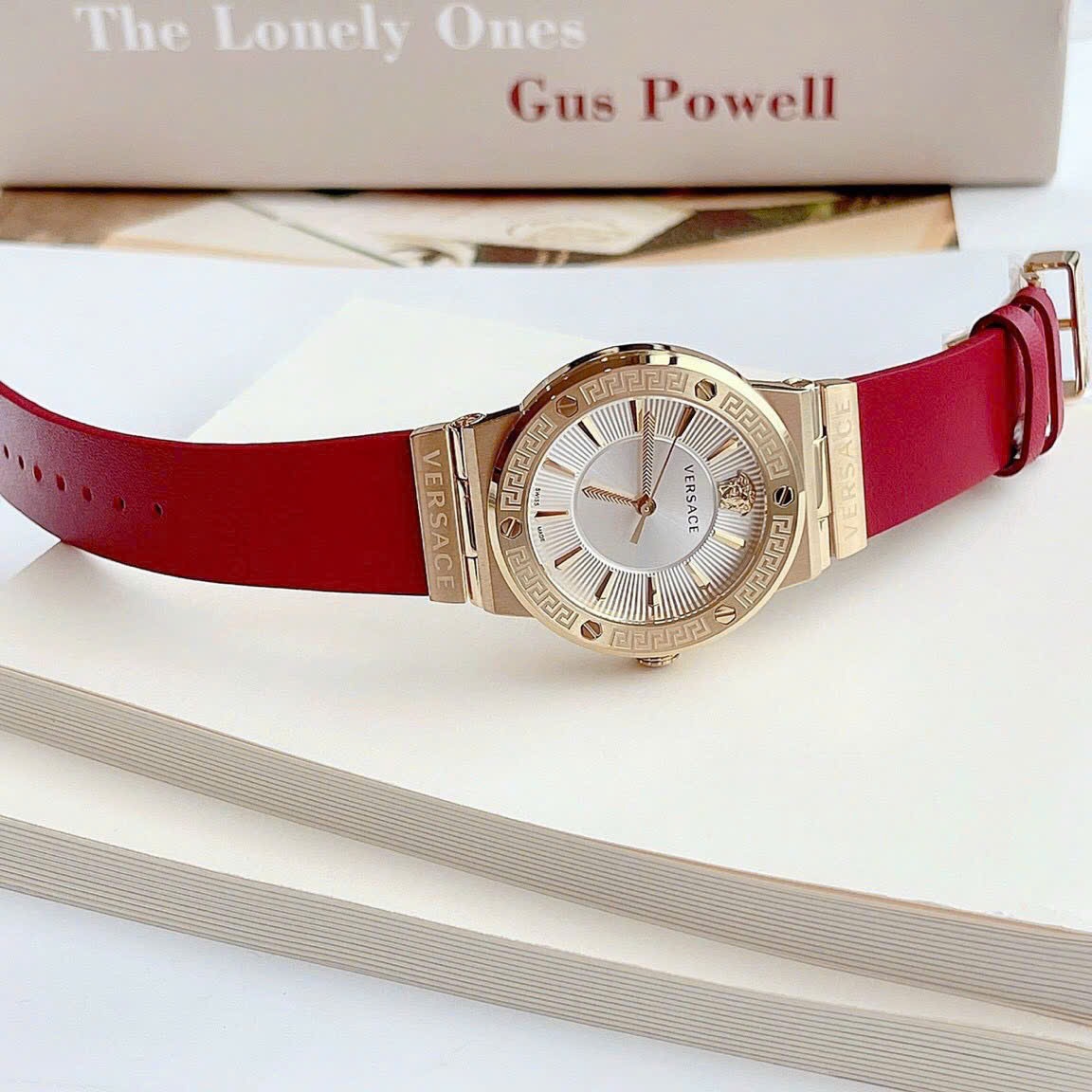 Đồng Hồ Versace Greca Logo |Nữ Giới |Mặt Trắng |Vàng Gold |Dây Da Đỏ |Máy Pin (Quartz) |Size 38mm |donghogiatot.vn