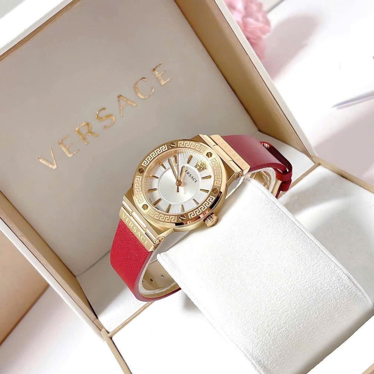 Đồng Hồ Versace Greca Logo |Nữ Giới |Mặt Trắng |Vàng Gold |Dây Da Đỏ |Máy Pin (Quartz) |Size 38mm |donghogiatot.vn