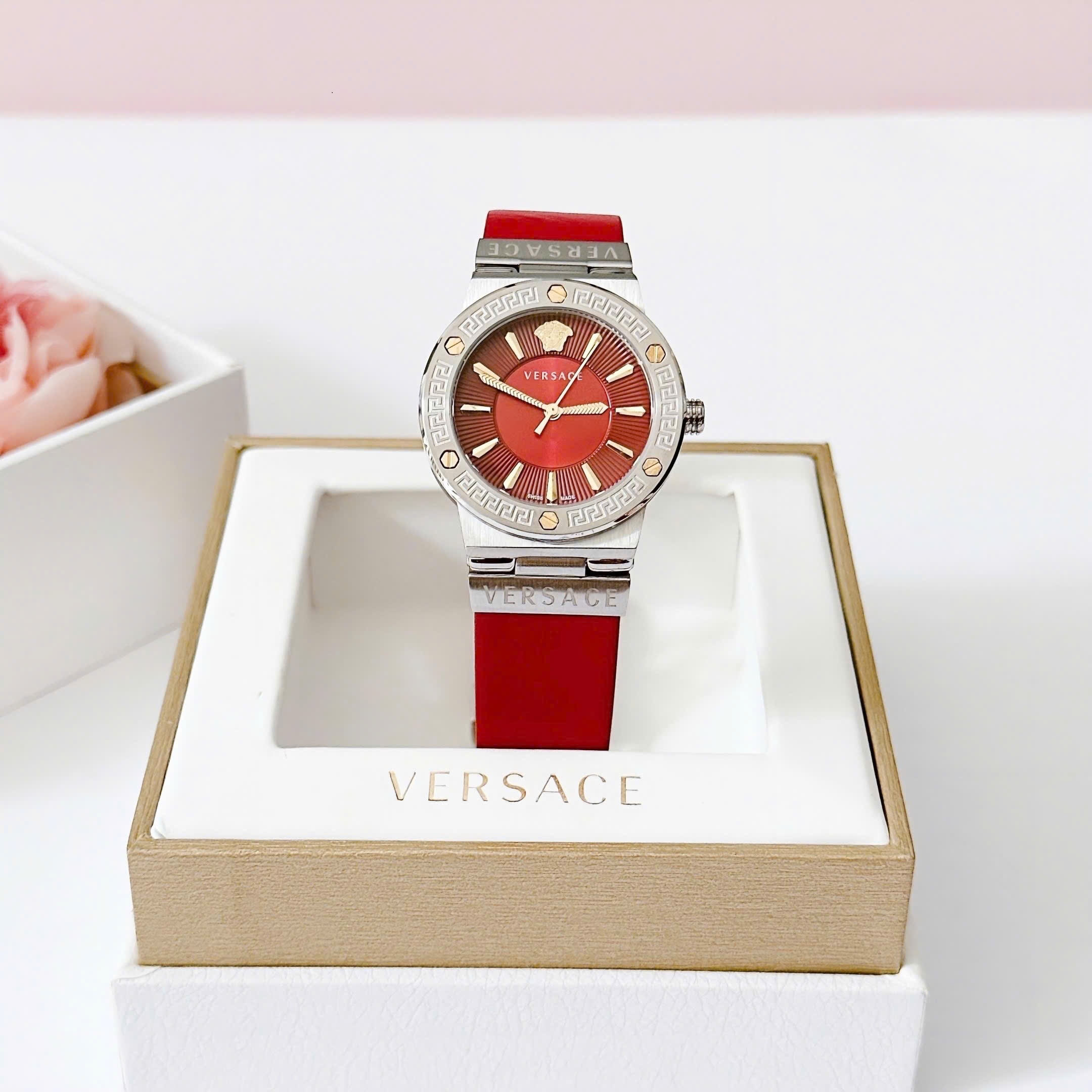 Đồng Hồ Versace Greca Logo |Nữ Giới |Mặt Tròn |Silver |Dây Da Đỏ |Máy Pin (Quartz) |Size 38mm |donghogiatot.vn