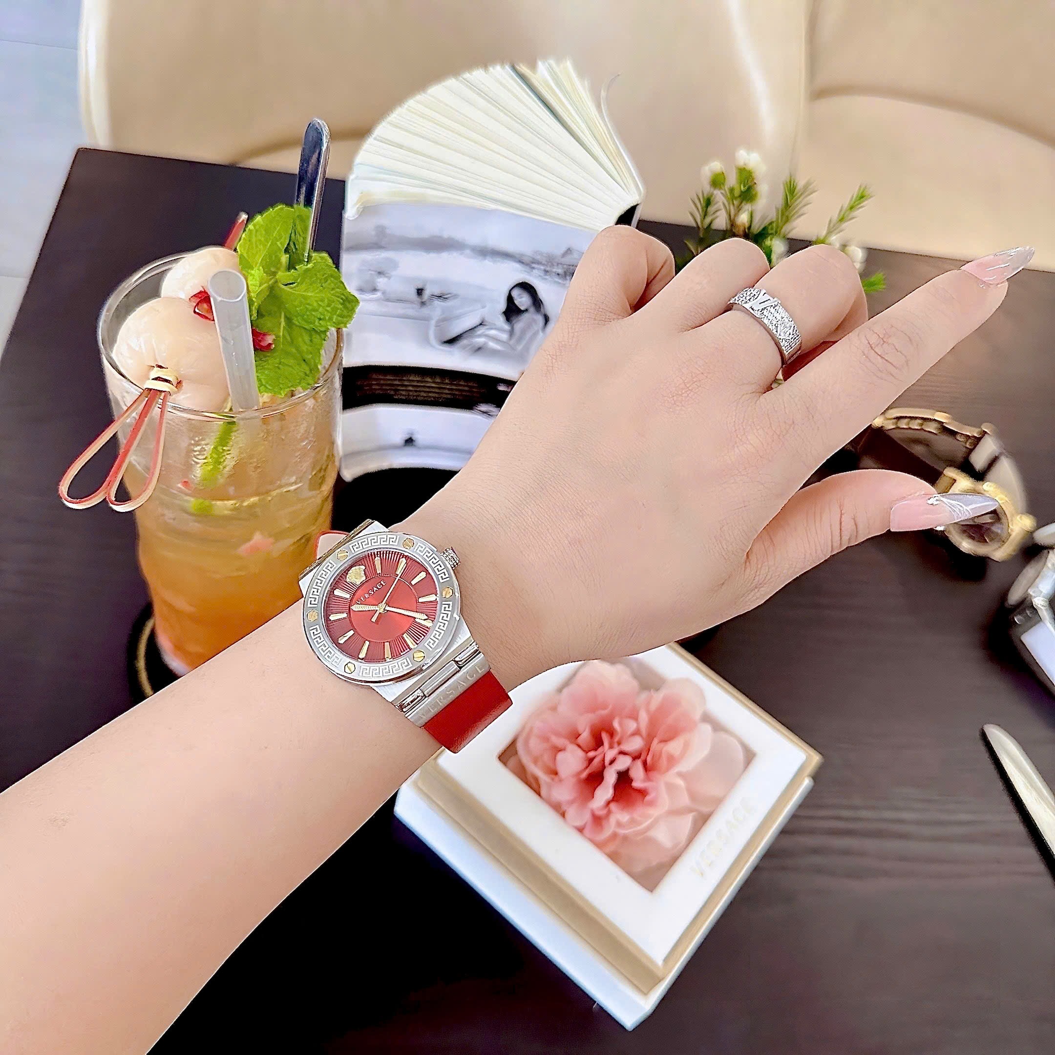 Đồng Hồ Versace Greca Logo |Nữ Giới |Mặt Tròn |Silver |Dây Da Đỏ |Máy Pin (Quartz) |Size 38mm |donghogiatot.vn