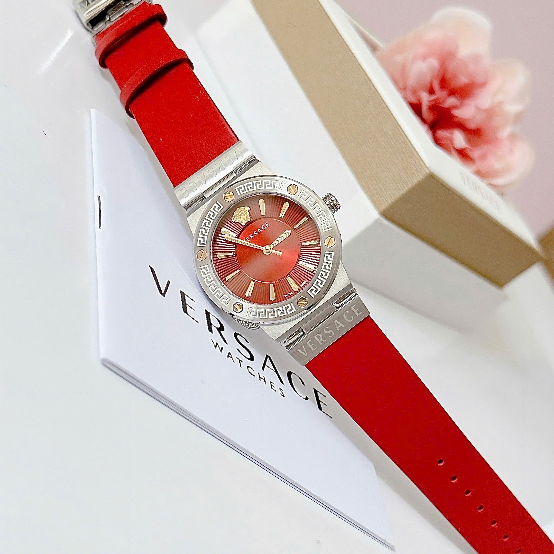 Đồng Hồ Versace Greca Logo |Nữ Giới |Mặt Tròn |Silver |Dây Da Đỏ |Máy Pin (Quartz) |Size 38mm |donghogiatot.vn