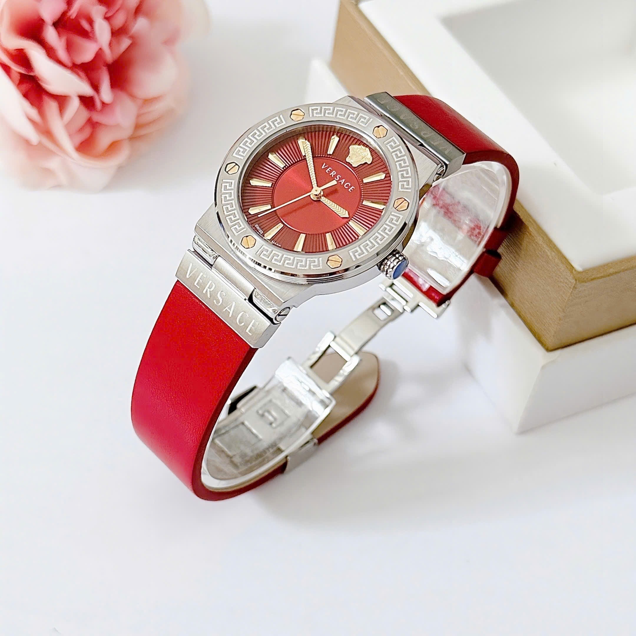 Đồng Hồ Versace Greca Logo |Nữ Giới |Mặt Tròn |Silver |Dây Da Đỏ |Máy Pin (Quartz) |Size 38mm |donghogiatot.vn