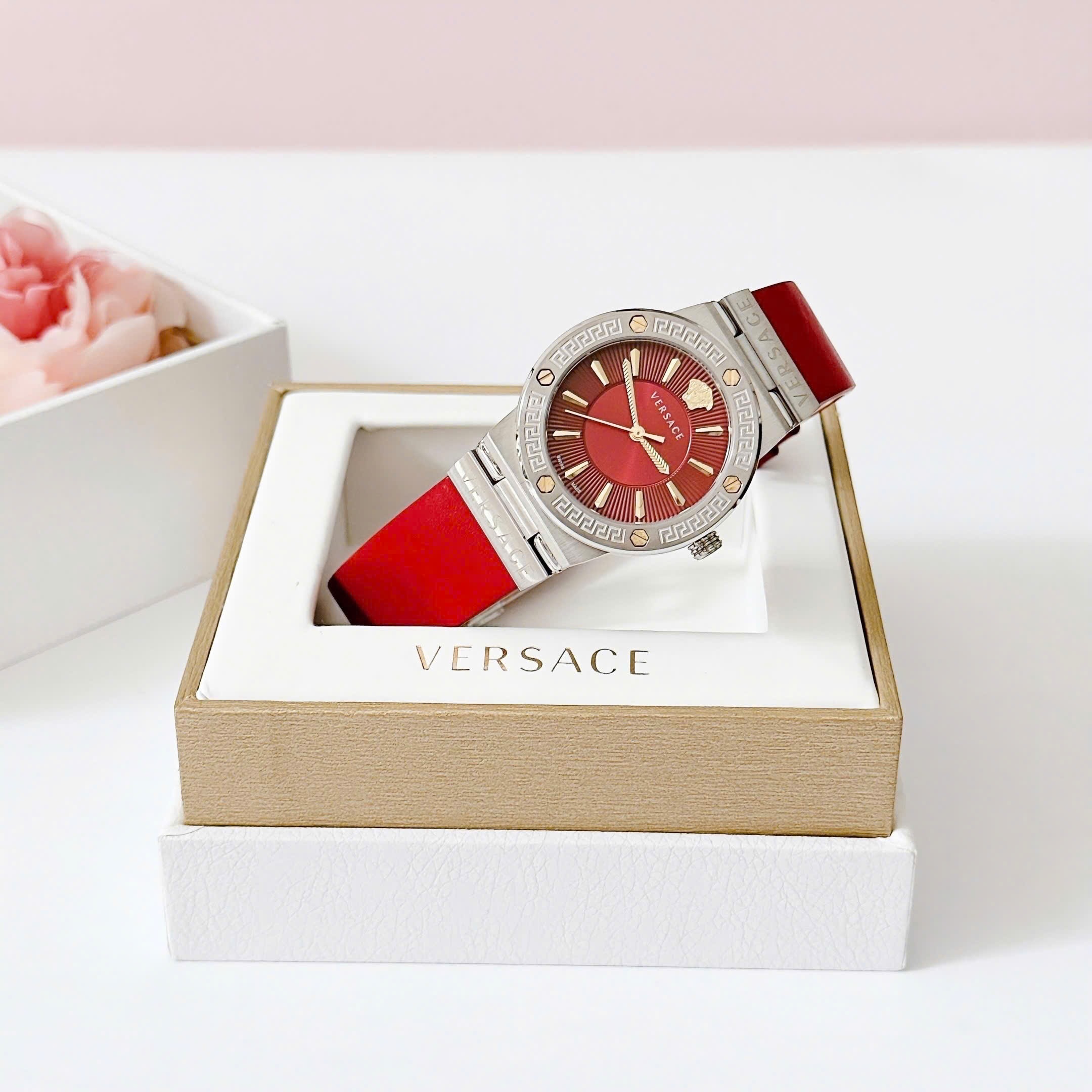 Đồng Hồ Versace Greca Logo |Nữ Giới |Mặt Tròn |Silver |Dây Da Đỏ |Máy Pin (Quartz) |Size 38mm |donghogiatot.vn