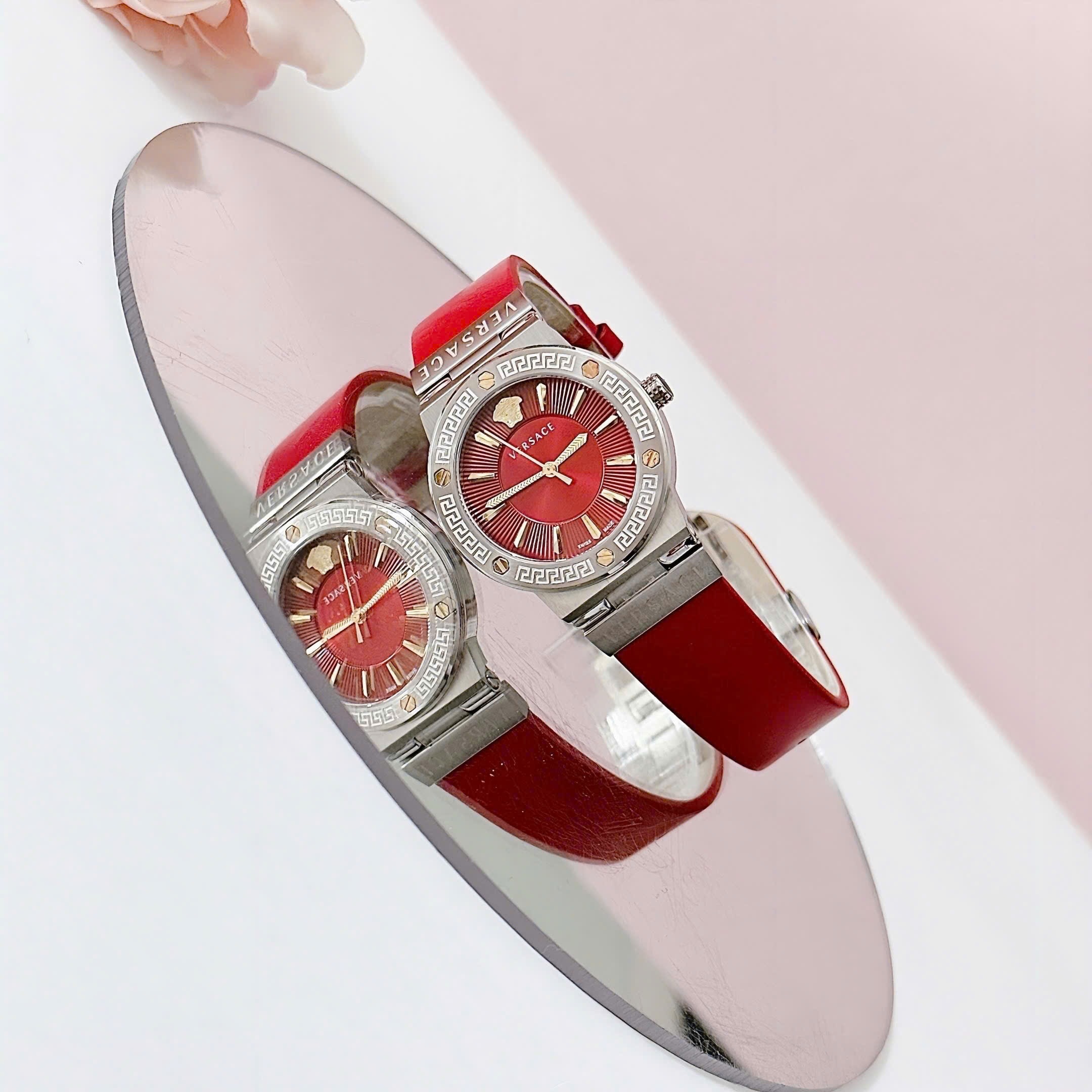 Đồng Hồ Versace Greca Logo |Nữ Giới |Mặt Tròn |Silver |Dây Da Đỏ |Máy Pin (Quartz) |Size 38mm |donghogiatot.vn