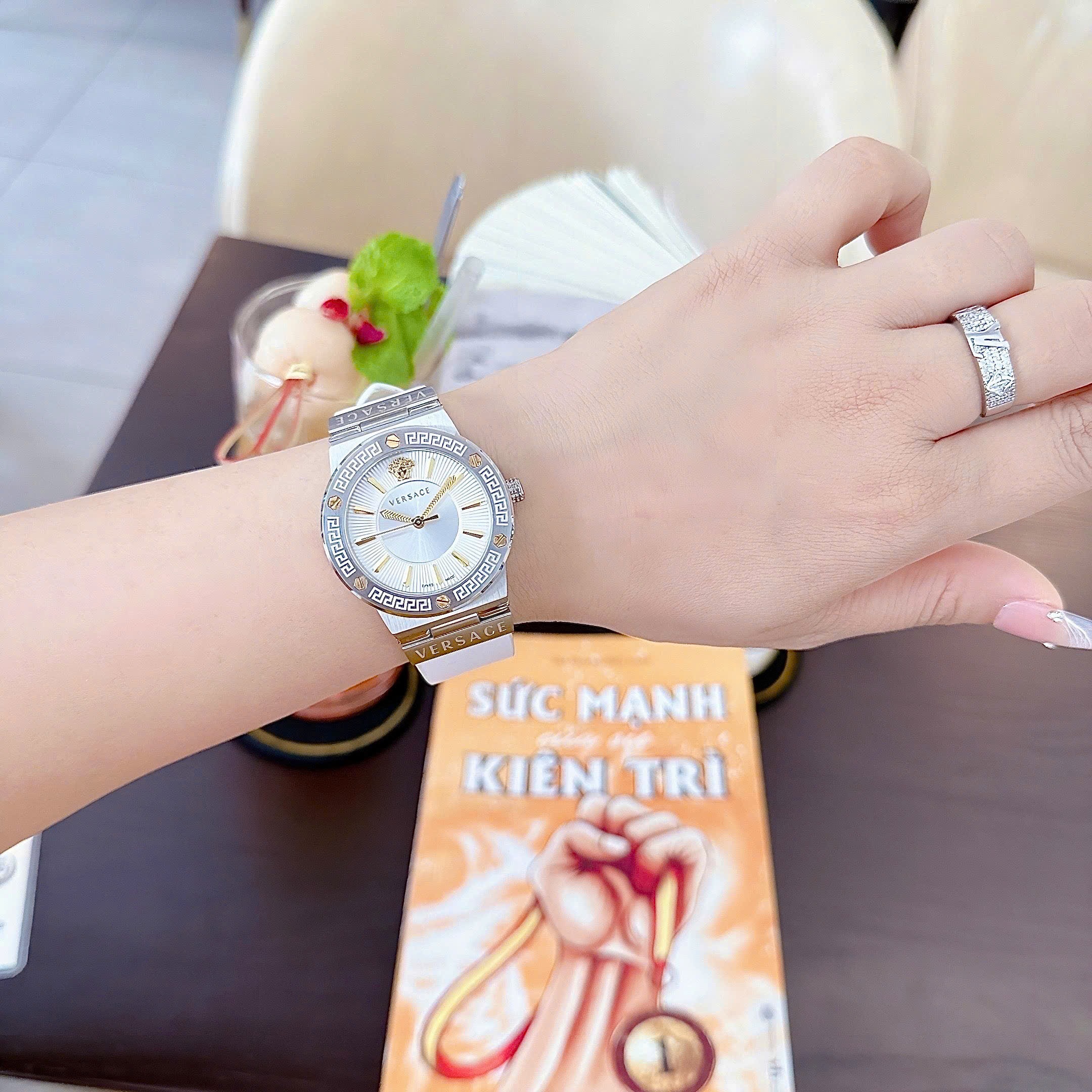 Đồng Hồ Versace Greca Logo |Nữ Giới |Mặt Tròn |Silver |Dây Da Trắng |Máy Pin (Quartz) |Size 38mm |donghogiatot.vn