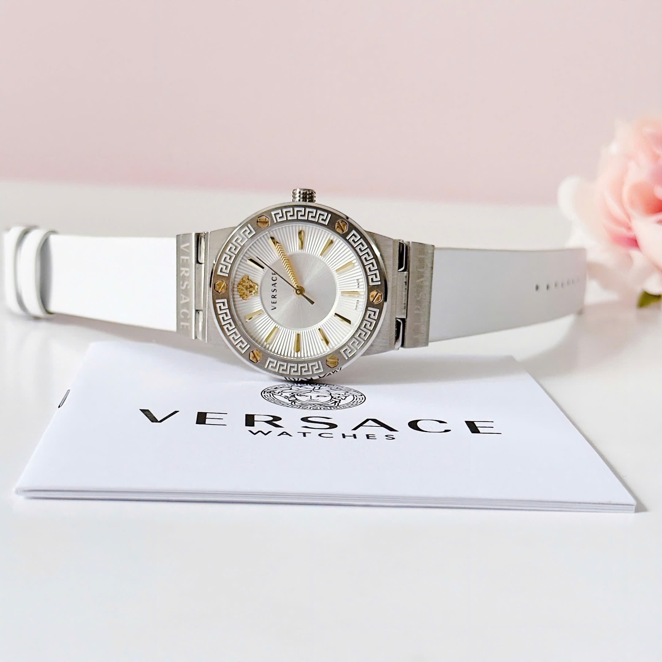 Đồng Hồ Versace Greca Logo |Nữ Giới |Mặt Tròn |Silver |Dây Da Trắng |Máy Pin (Quartz) |Size 38mm |donghogiatot.vn
