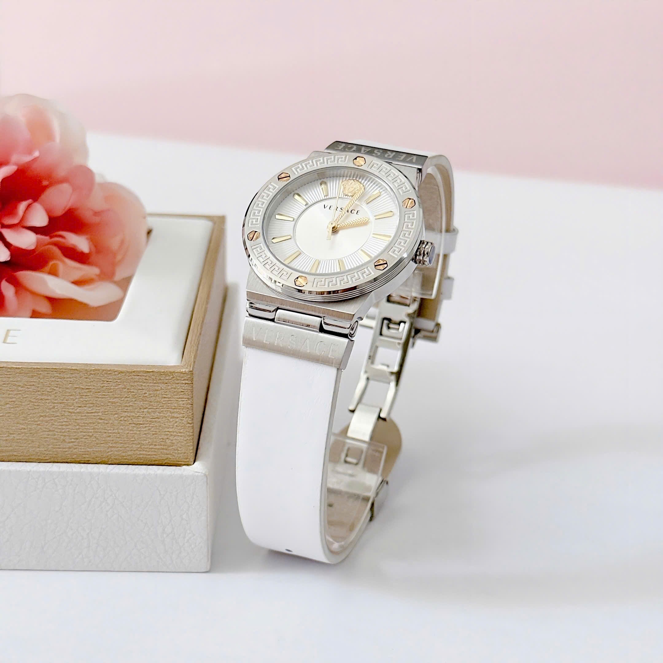 Đồng Hồ Versace Greca Logo |Nữ Giới |Mặt Tròn |Silver |Dây Da Trắng |Máy Pin (Quartz) |Size 38mm |donghogiatot.vn