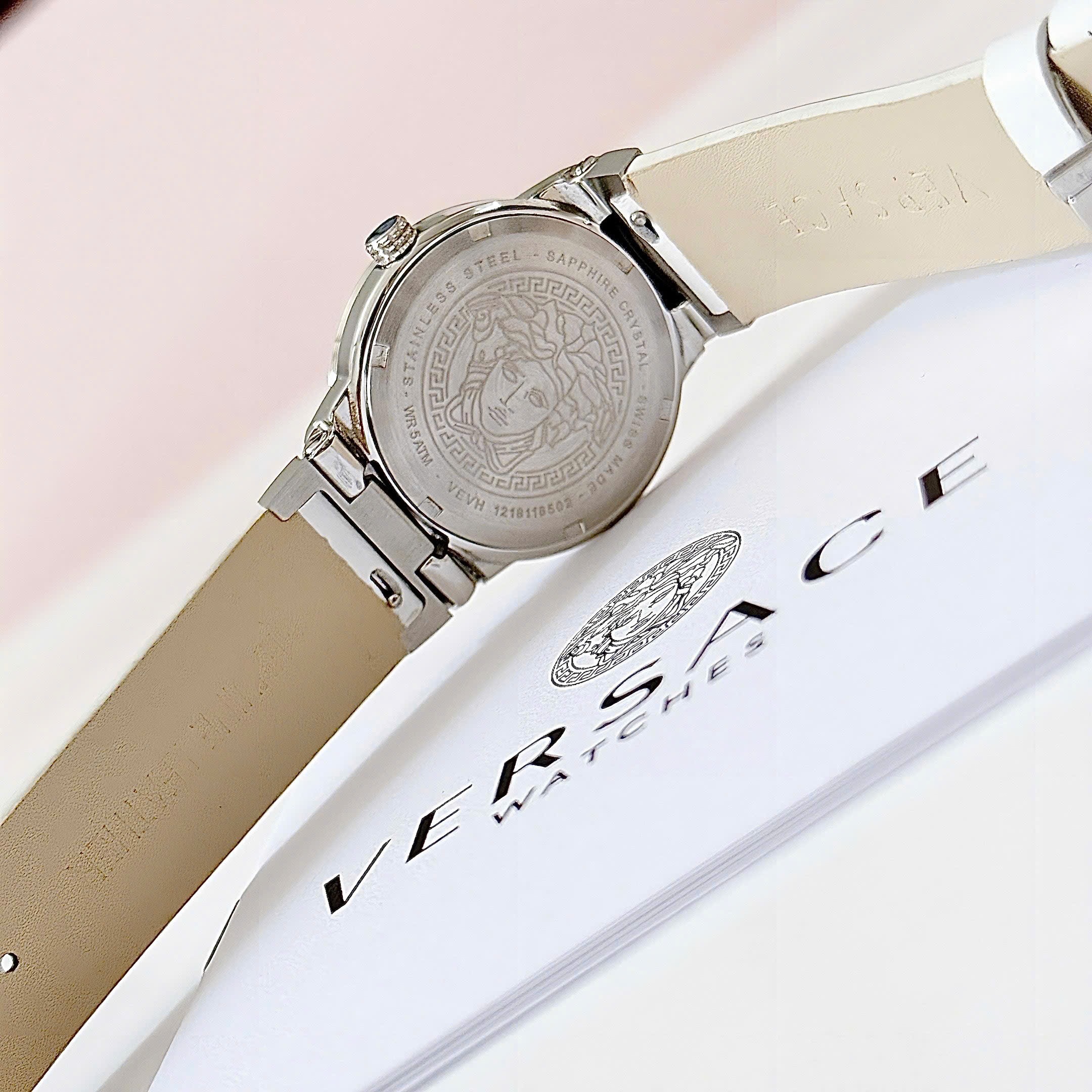 Đồng Hồ Versace Greca Logo |Nữ Giới |Mặt Tròn |Silver |Dây Da Trắng |Máy Pin (Quartz) |Size 38mm |donghogiatot.vn