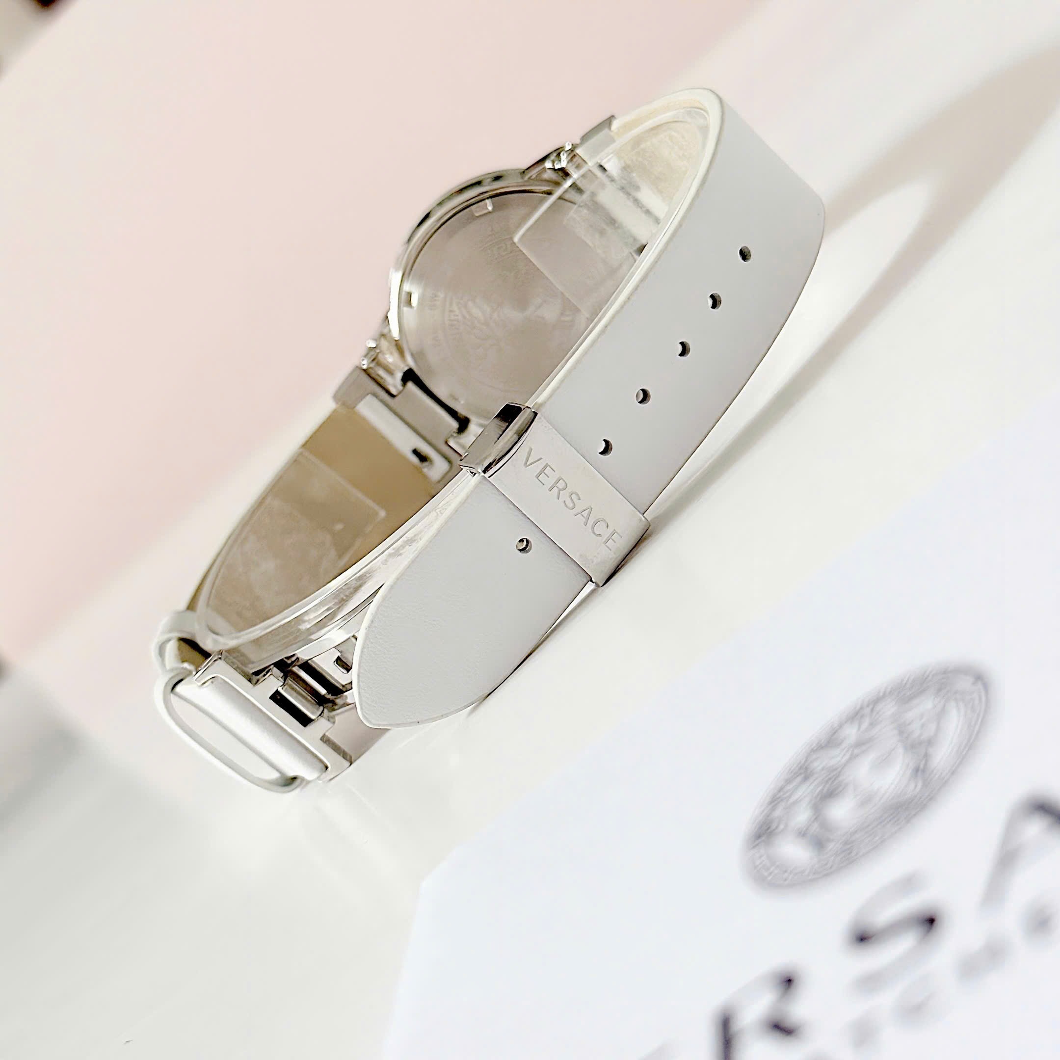 Đồng Hồ Versace Greca Logo |Nữ Giới |Mặt Tròn |Silver |Dây Da Trắng |Máy Pin (Quartz) |Size 38mm |donghogiatot.vn