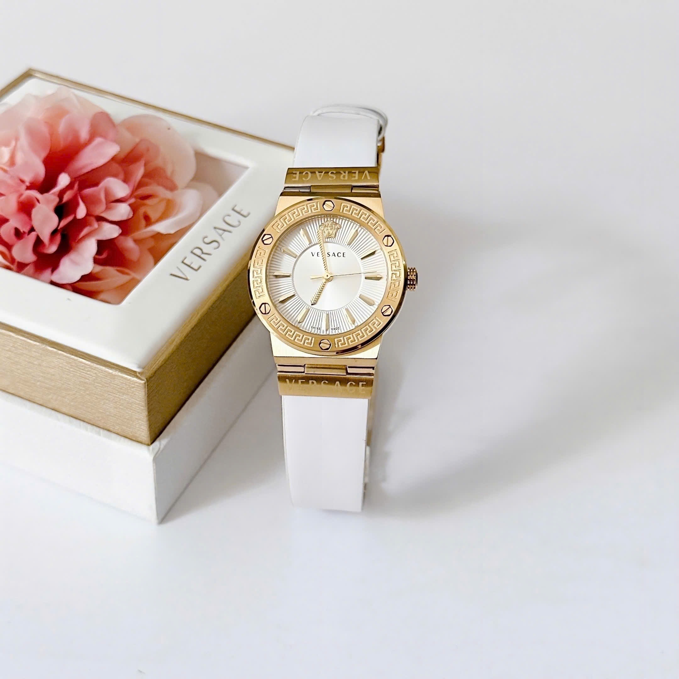Đồng Hồ Versace Greca Logo |Nữ Giới |Mặt Tròn |Vàng Gold |Dây Da Trắng |Máy Pin (Quartz) |Size 38mm |donghogiatot.vn