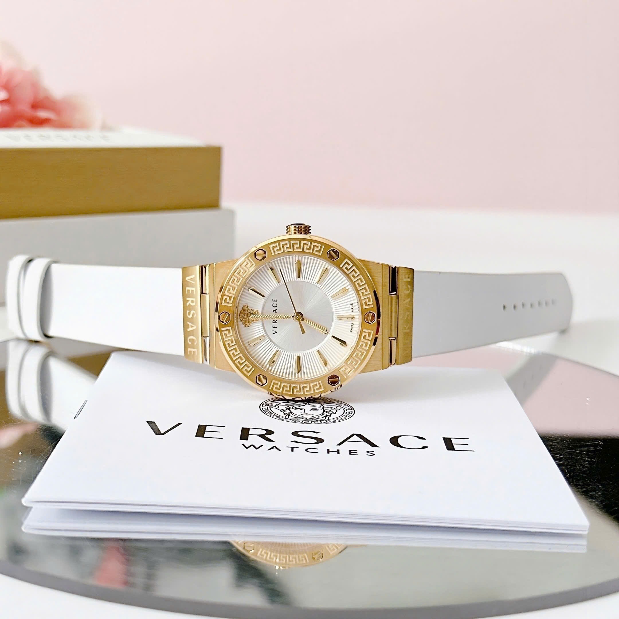 Đồng Hồ Versace Greca Logo |Nữ Giới |Mặt Tròn |Vàng Gold |Dây Da Trắng |Máy Pin (Quartz) |Size 38mm |donghogiatot.vn