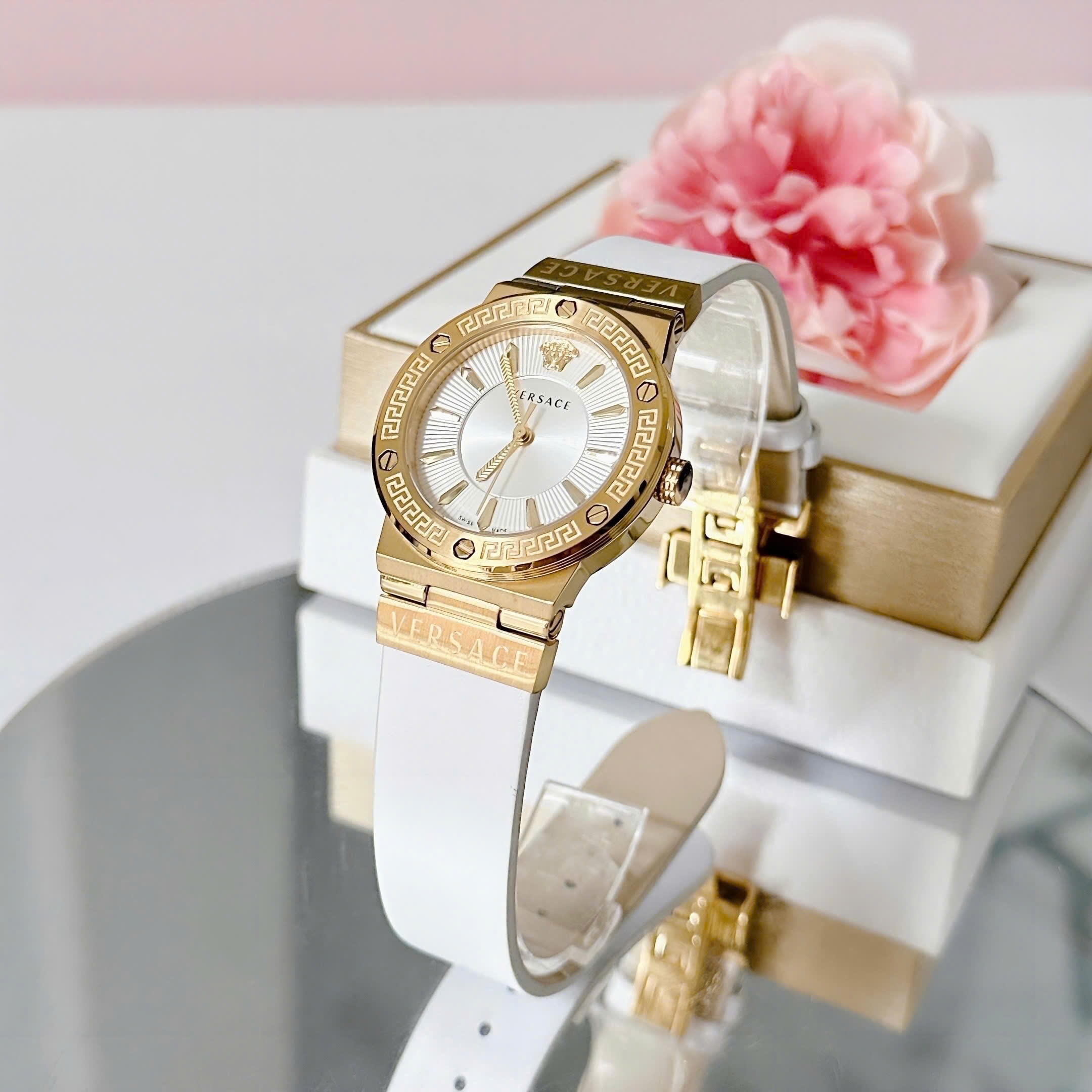 Đồng Hồ Versace Greca Logo |Nữ Giới |Mặt Tròn |Vàng Gold |Dây Da Trắng |Máy Pin (Quartz) |Size 38mm |donghogiatot.vn