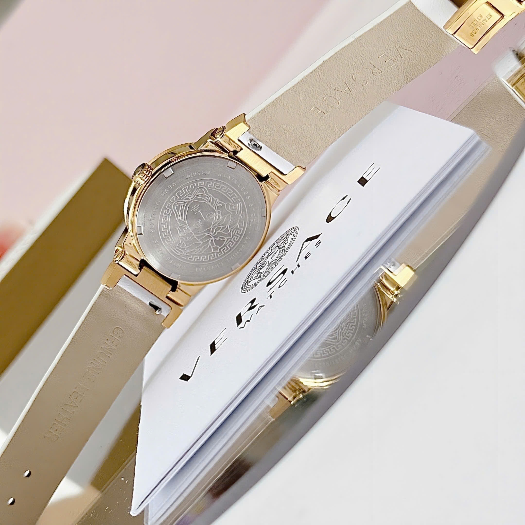 Đồng Hồ Versace Greca Logo |Nữ Giới |Mặt Tròn |Vàng Gold |Dây Da Trắng |Máy Pin (Quartz) |Size 38mm |donghogiatot.vn