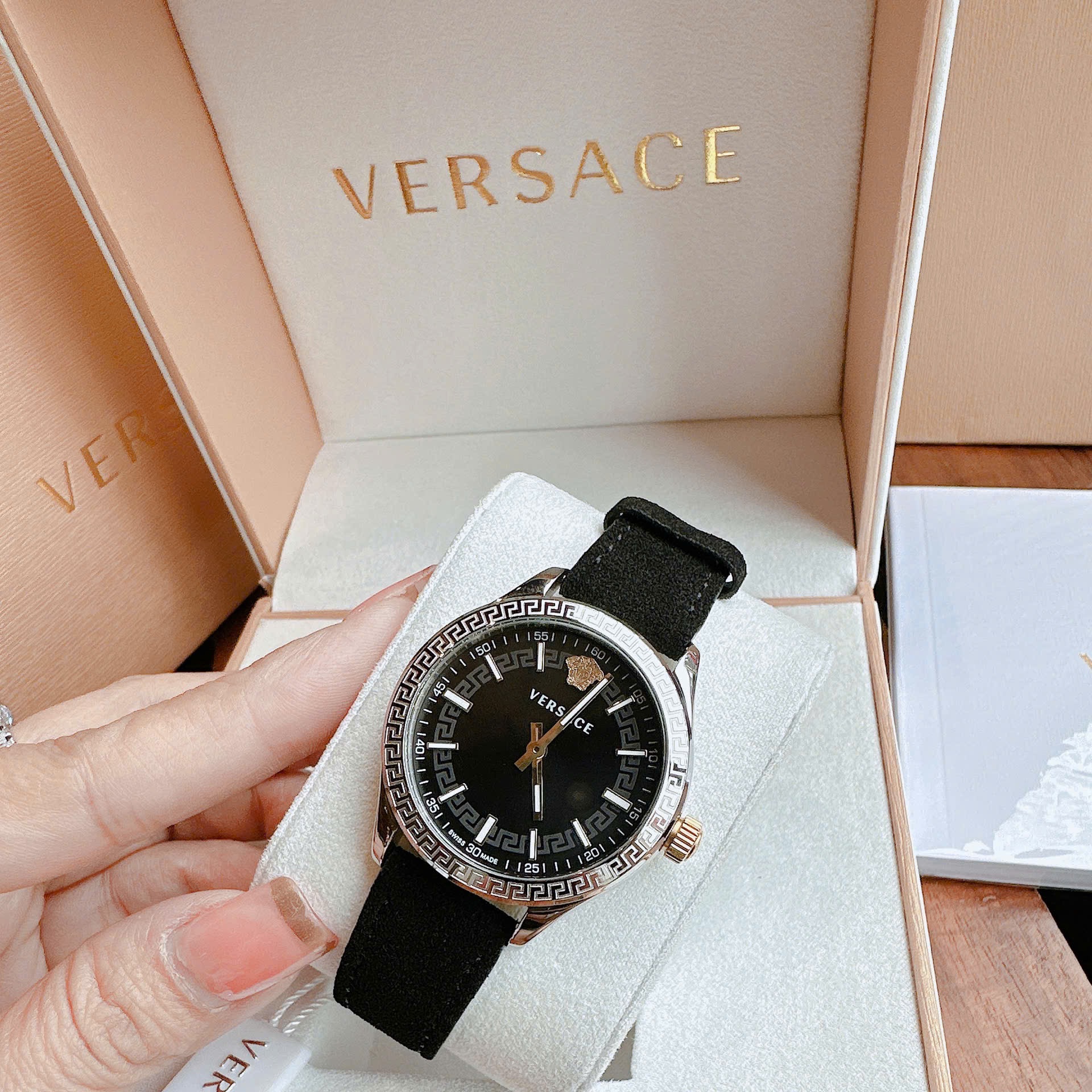 Đồng Hồ Versace Hellenyium |Nữ Giới |Silver |Dây Da Lộn Màu Đen |Máy Pin (Quartz) |Size 36mm |donghogiatot.vn