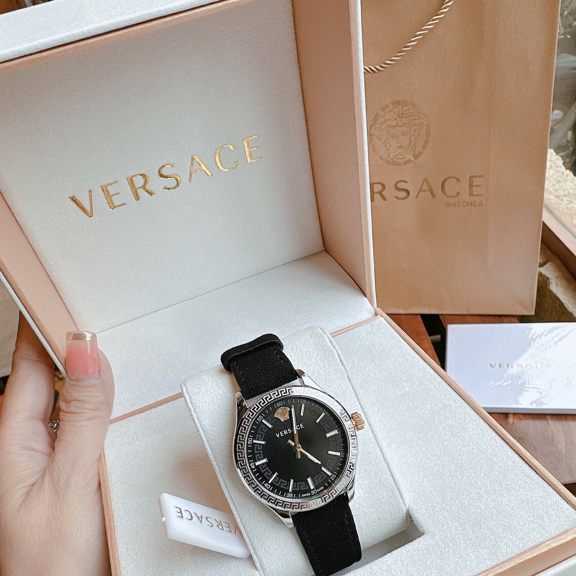 Đồng Hồ Versace Hellenyium |Nữ Giới |Silver |Dây Da Lộn Màu Đen |Máy Pin (Quartz) |Size 36mm |donghogiatot.vn