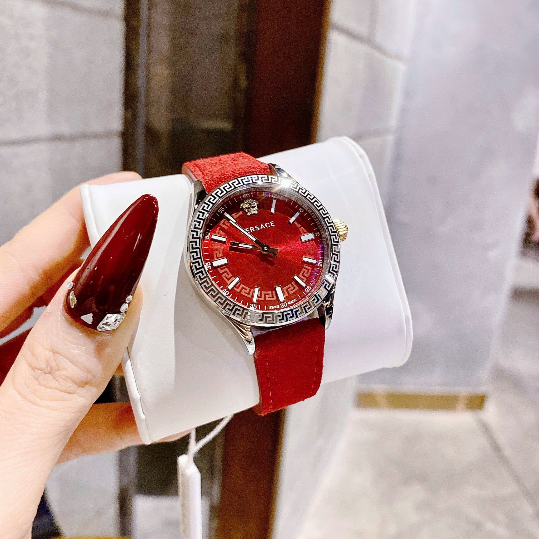 Đồng Hồ Versace Hellenyium |Nữ Giới |Silver |Dây Da Lộn Màu Đỏ |Máy Pin (Quartz) |Size 36mm |donghogiatot.vn