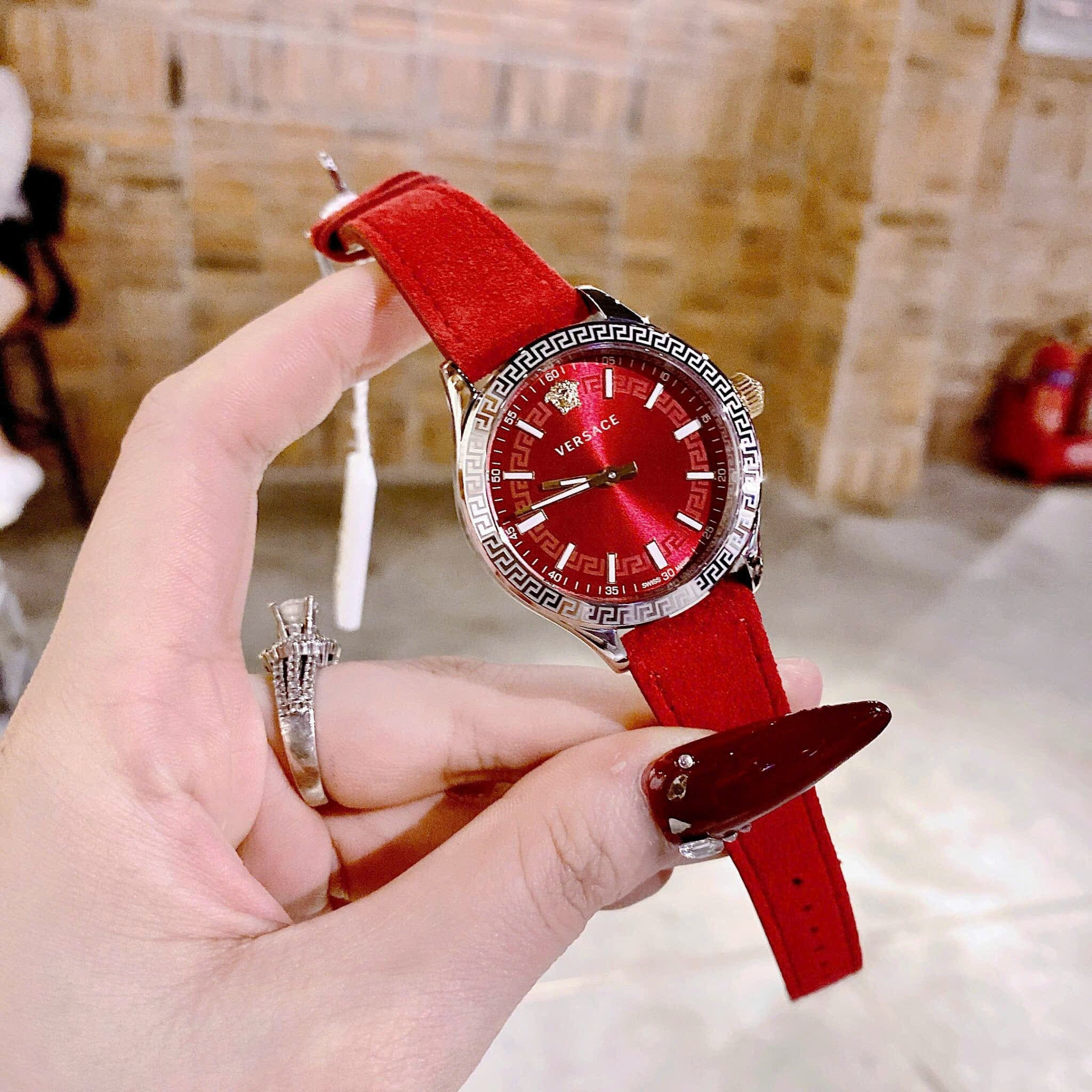 Đồng Hồ Versace Hellenyium |Nữ Giới |Silver |Dây Da Lộn Màu Đỏ |Máy Pin (Quartz) |Size 36mm |donghogiatot.vn