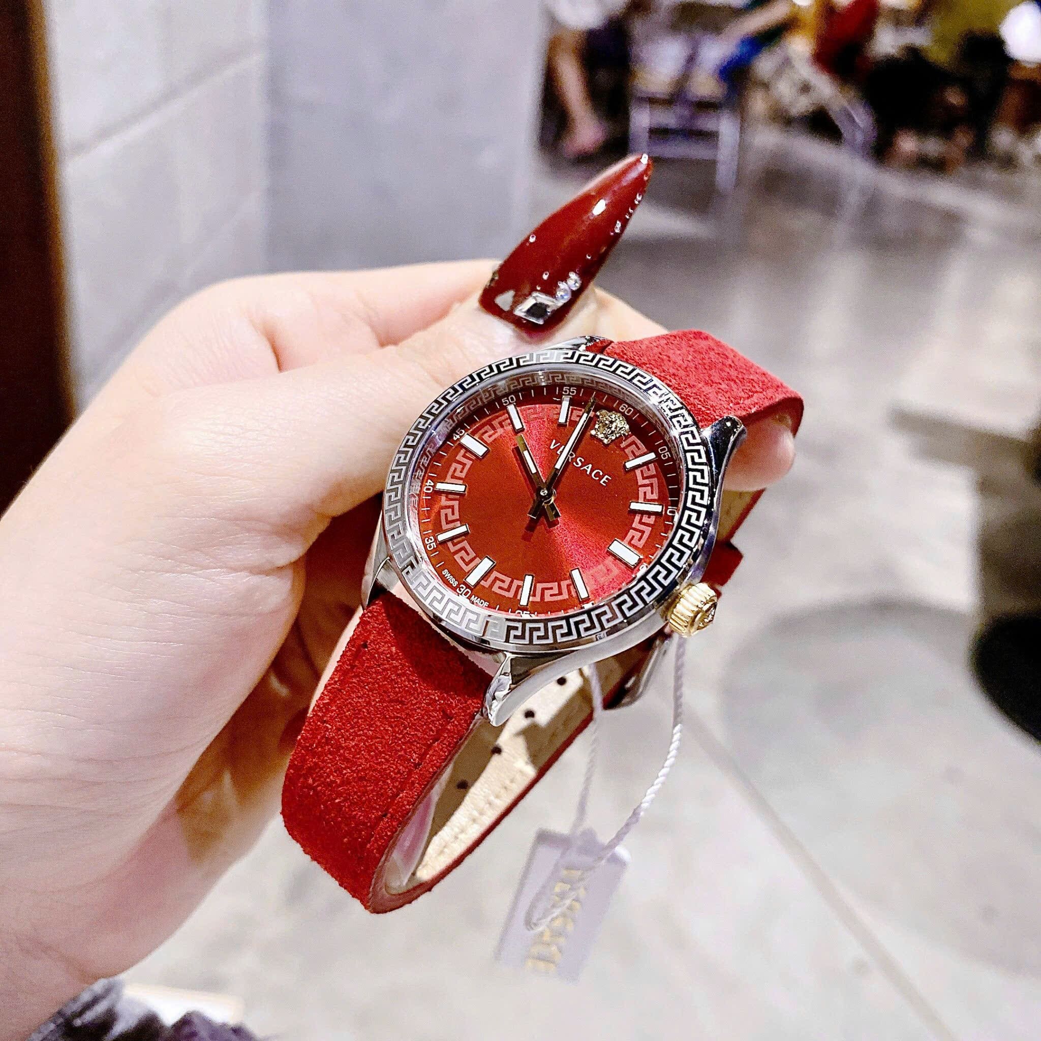 Đồng Hồ Versace Hellenyium |Nữ Giới |Silver |Dây Da Lộn Màu Đỏ |Máy Pin (Quartz) |Size 36mm |donghogiatot.vn