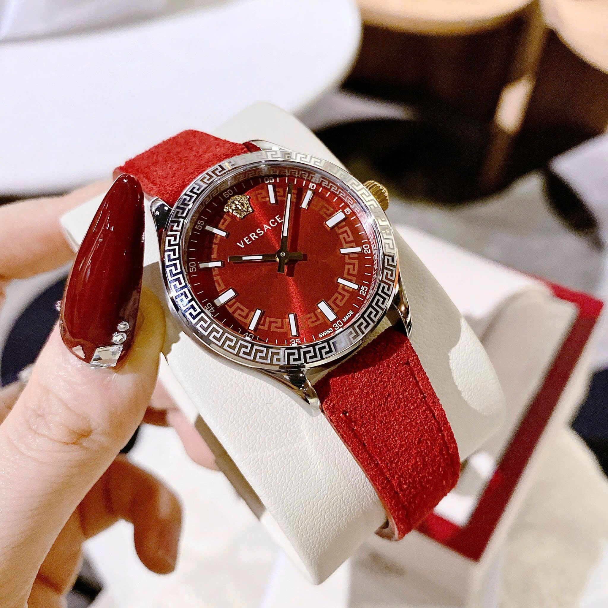 Đồng Hồ Versace Hellenyium |Nữ Giới |Silver |Dây Da Lộn Màu Đỏ |Máy Pin (Quartz) |Size 36mm |donghogiatot.vn