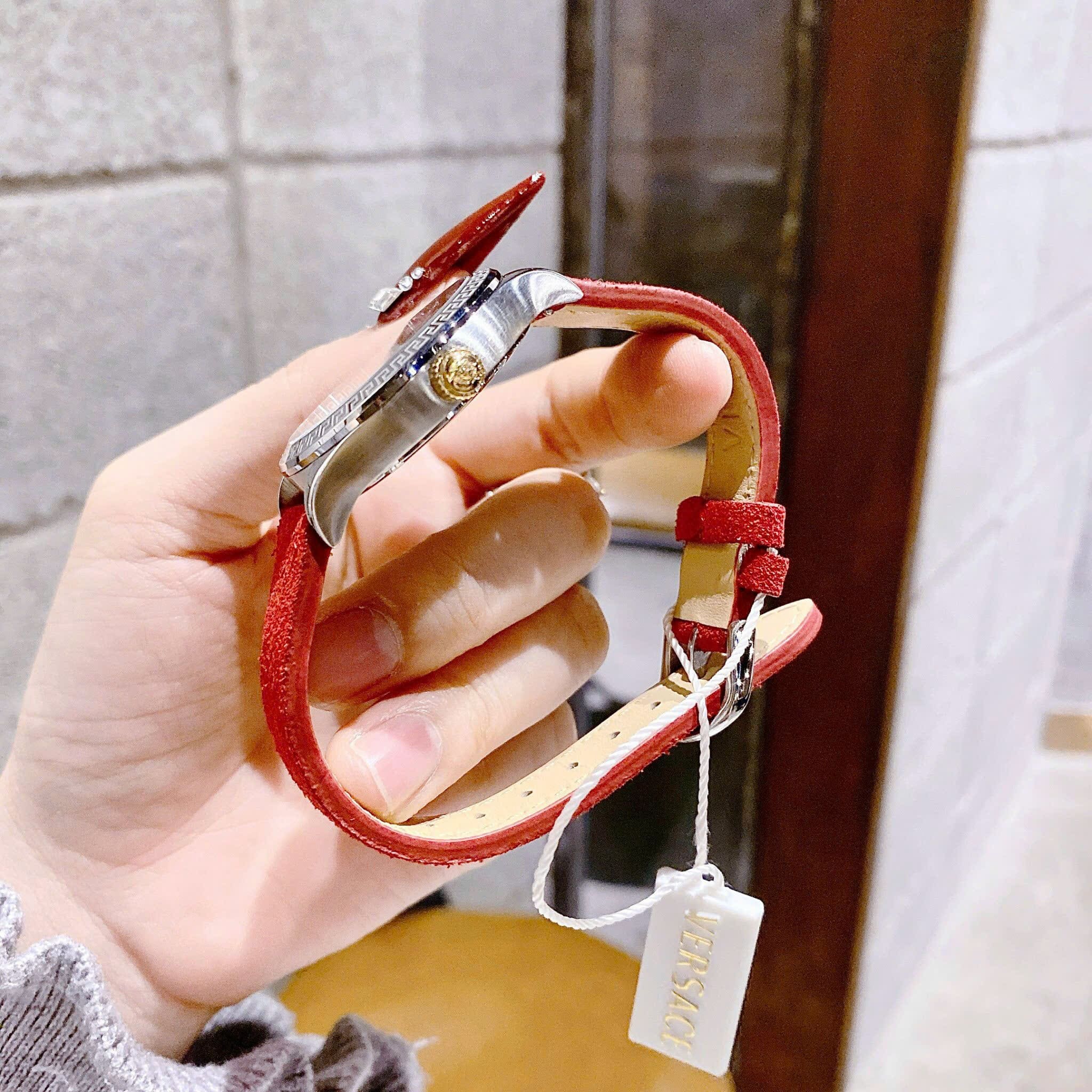 Đồng Hồ Versace Hellenyium |Nữ Giới |Silver |Dây Da Lộn Màu Đỏ |Máy Pin (Quartz) |Size 36mm |donghogiatot.vn