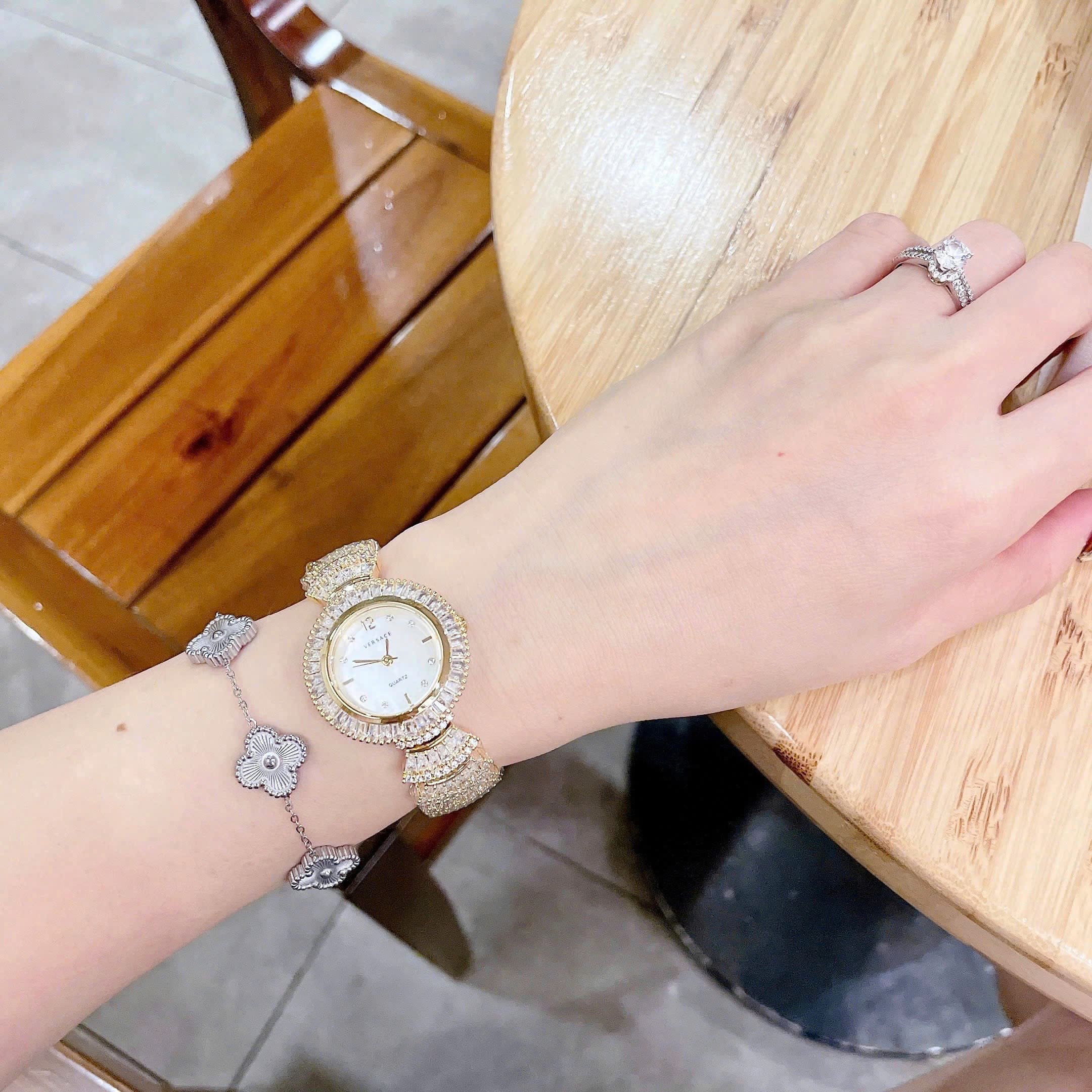 Đồng Hồ Versace Mặt Khảm Trai |Nữ Giới |Đính Pha Lê |Vòng Tay Vàng Gold |Máy Pin (Quartz) |Size 32mm |donghogiatot.vn