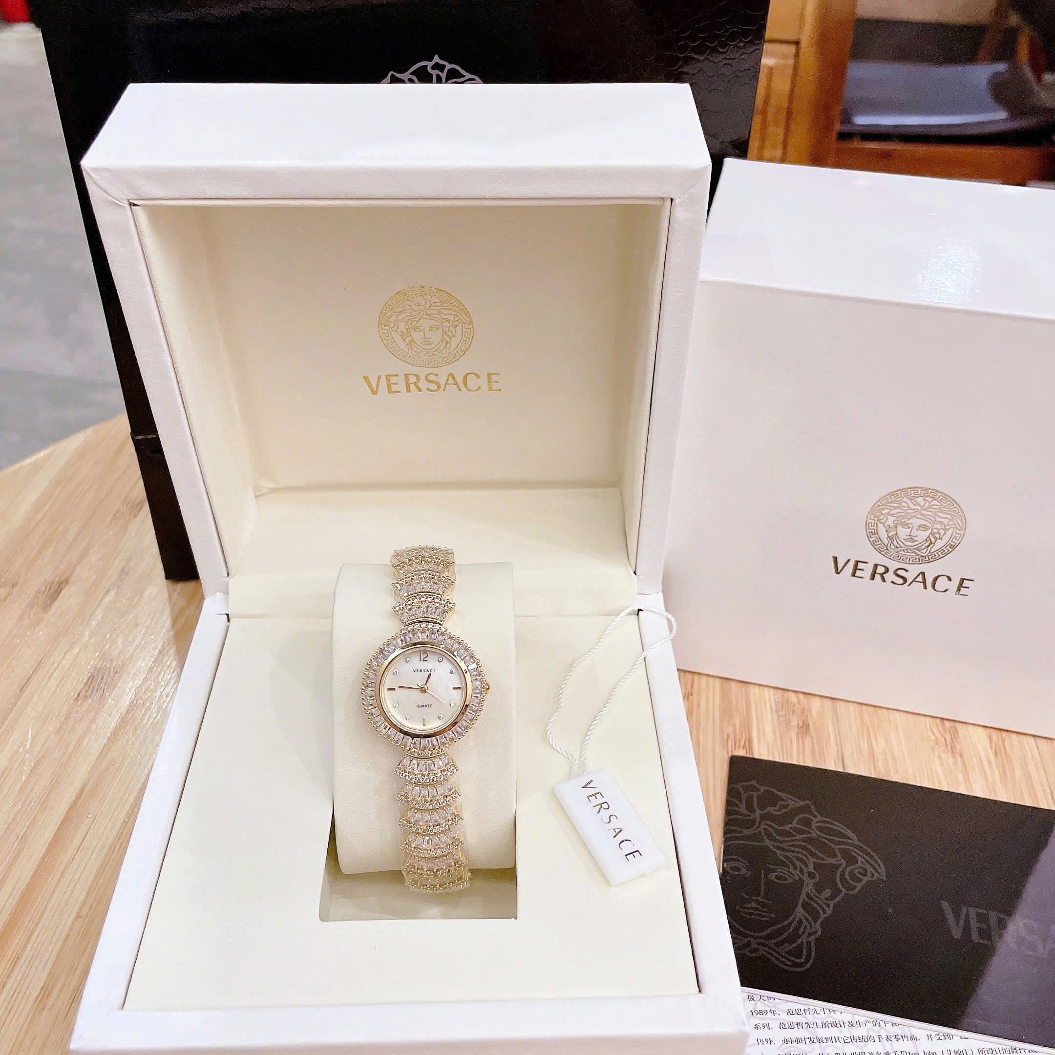 Đồng Hồ Versace Mặt Khảm Trai |Nữ Giới |Đính Pha Lê |Vòng Tay Vàng Gold |Máy Pin (Quartz) |Size 32mm |donghogiatot.vn