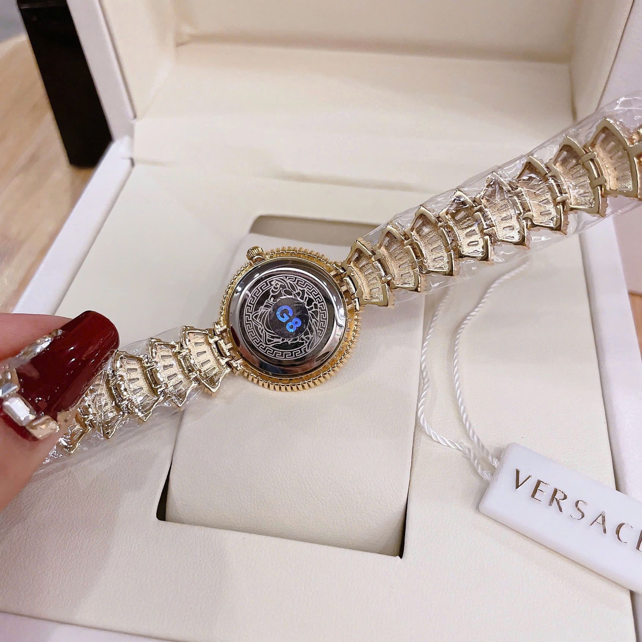 Đồng Hồ Versace Mặt Khảm Trai |Nữ Giới |Đính Pha Lê |Vòng Tay Vàng Gold |Máy Pin (Quartz) |Size 32mm |donghogiatot.vn
