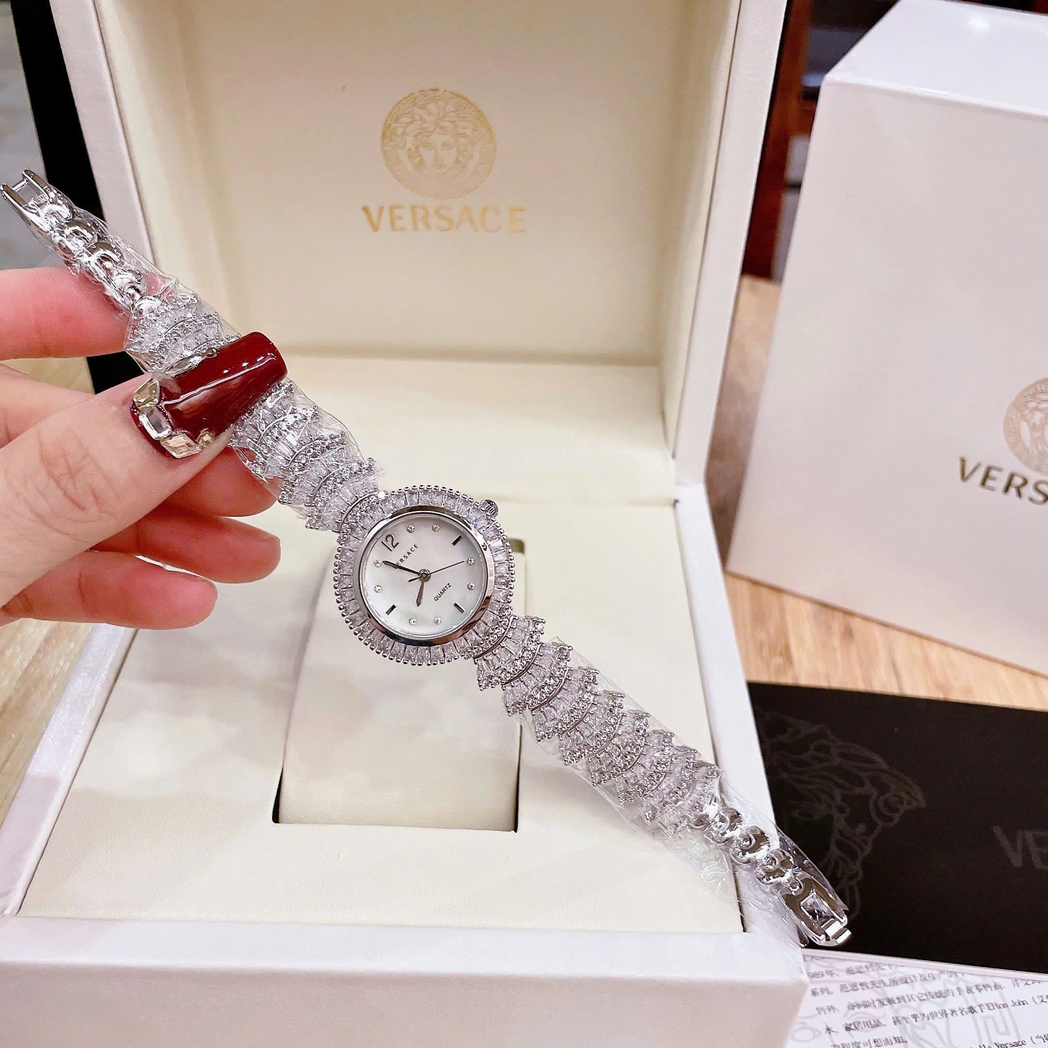 Đồng Hồ Versace Mặt Khảm Trai |Nữ Giới |Silver |Lắc Tay Đính Full Đá |Máy Pin (Quartz) |Size 32mm |donghogiatot.vn