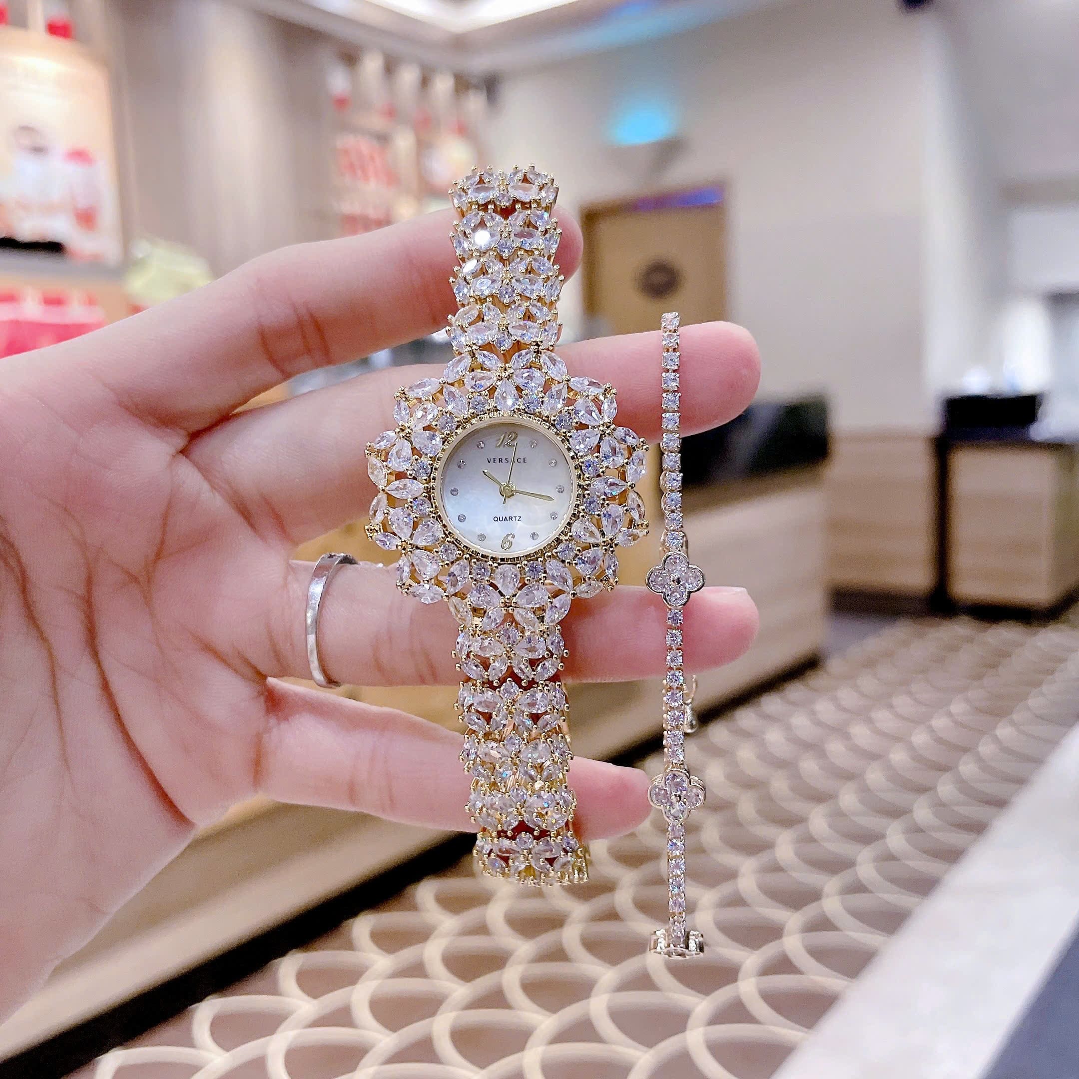 Đồng Hồ Versace Mặt Tựa Bông Hoa |Nữ Giới |Vàng Gold |Dây Đính Full Đá |Máy Pin (Quartz) |Size 33mm |donghogiatot.vn