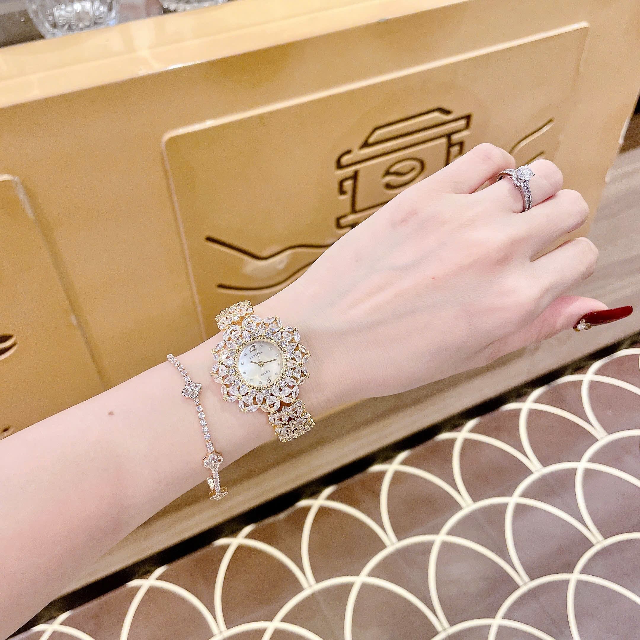 Đồng Hồ Versace Mặt Tựa Bông Hoa |Nữ Giới |Vàng Gold |Dây Đính Full Đá |Máy Pin (Quartz) |Size 33mm |donghogiatot.vn